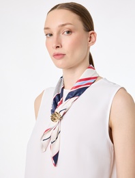 Metal Aksesuarlı Bisiklet Yaka Fular Detaylı Kolsuz Bluz