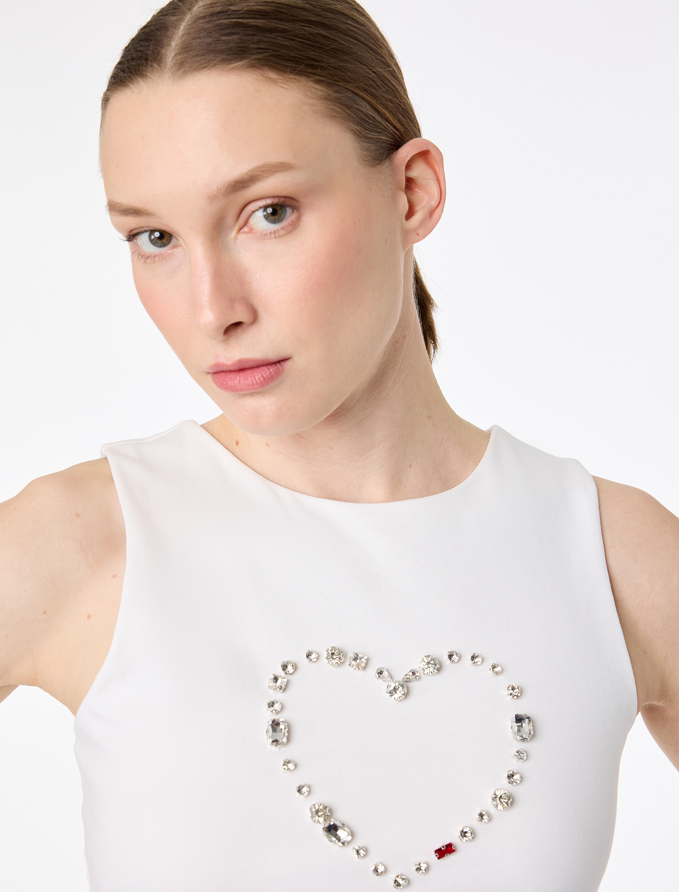   Pamuklu Slim Fit Kolsuz Bisiklet Yaka Taş Detaylı Kalpli Bluz