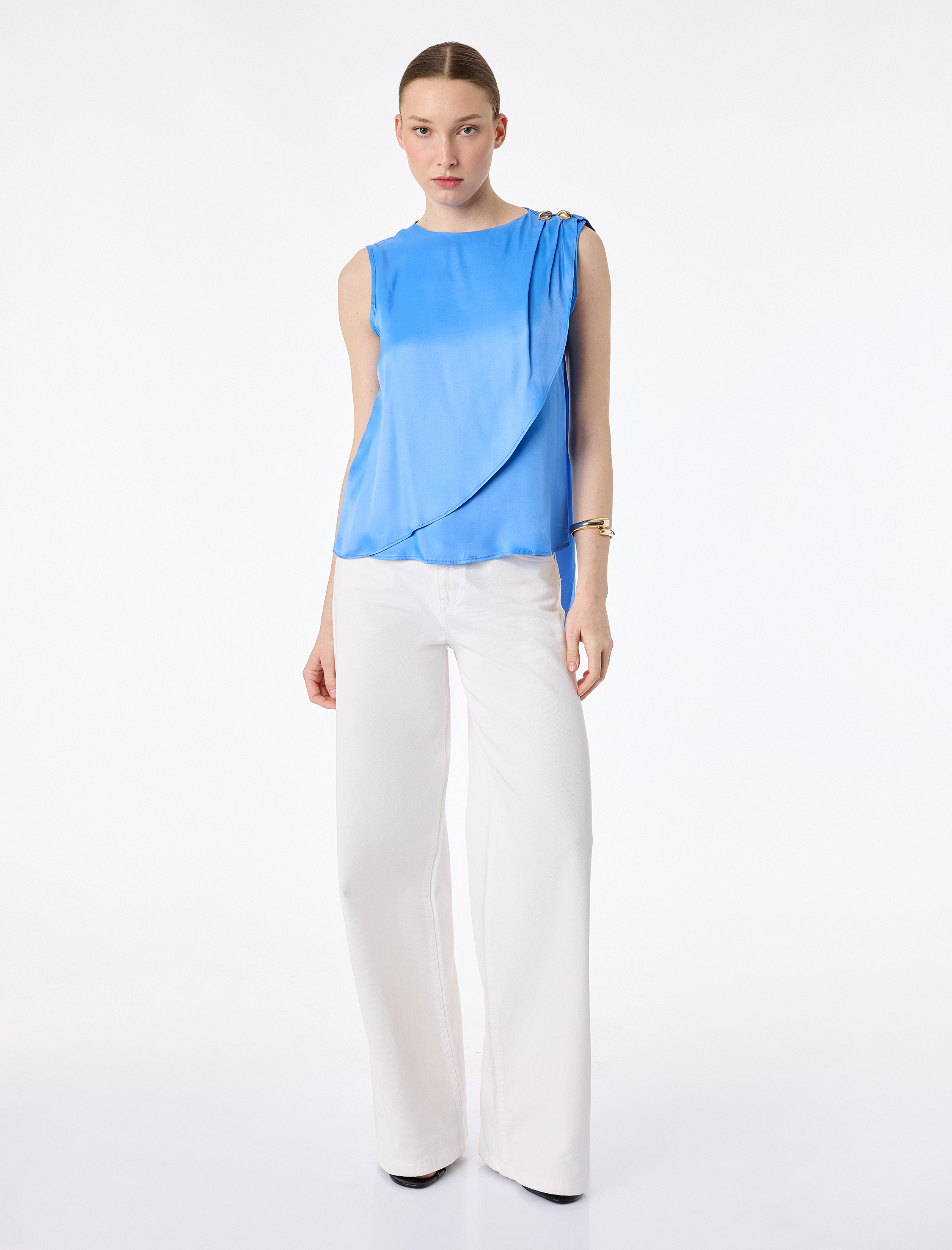   Metal Aksesuarlı Katlı Bisiklet Yaka Kolsuz Viskon Bluz