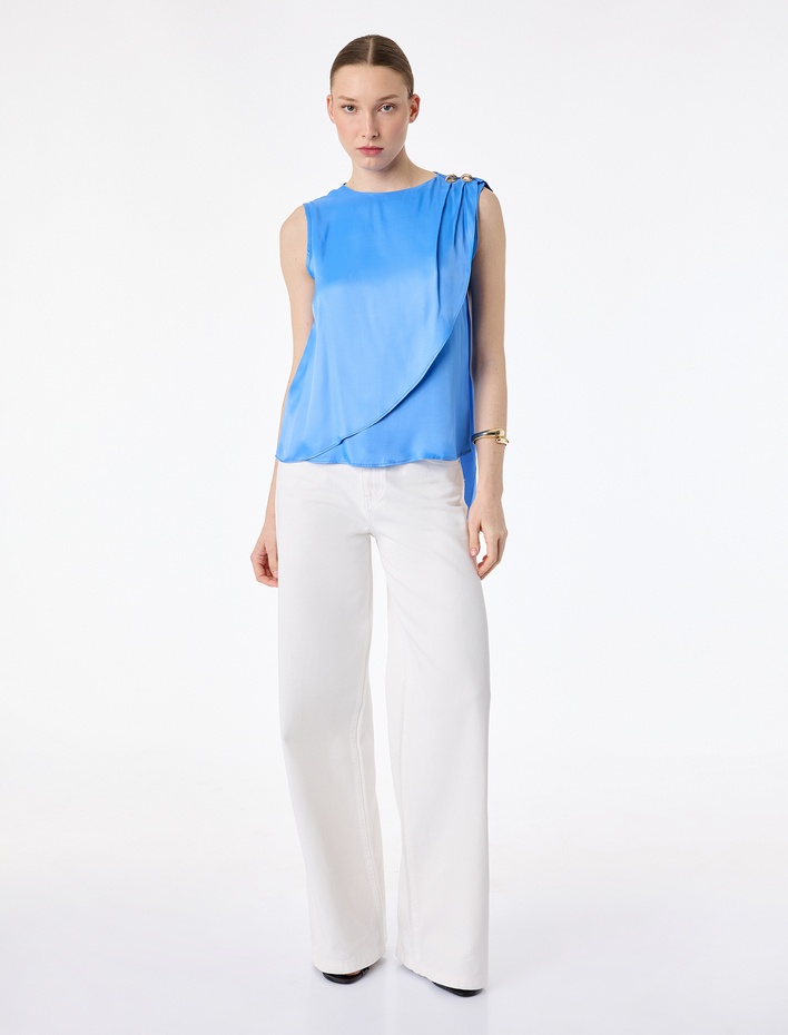  Metal Aksesuarlı Katlı Bisiklet Yaka Kolsuz Viskon Bluz