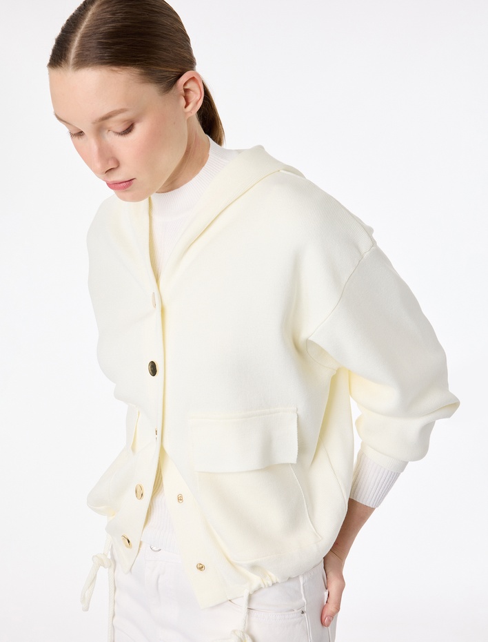  Uzun Kollu Bağlama Detaylı Cepli Düğmeli Kapüşonlu Triko Hırka