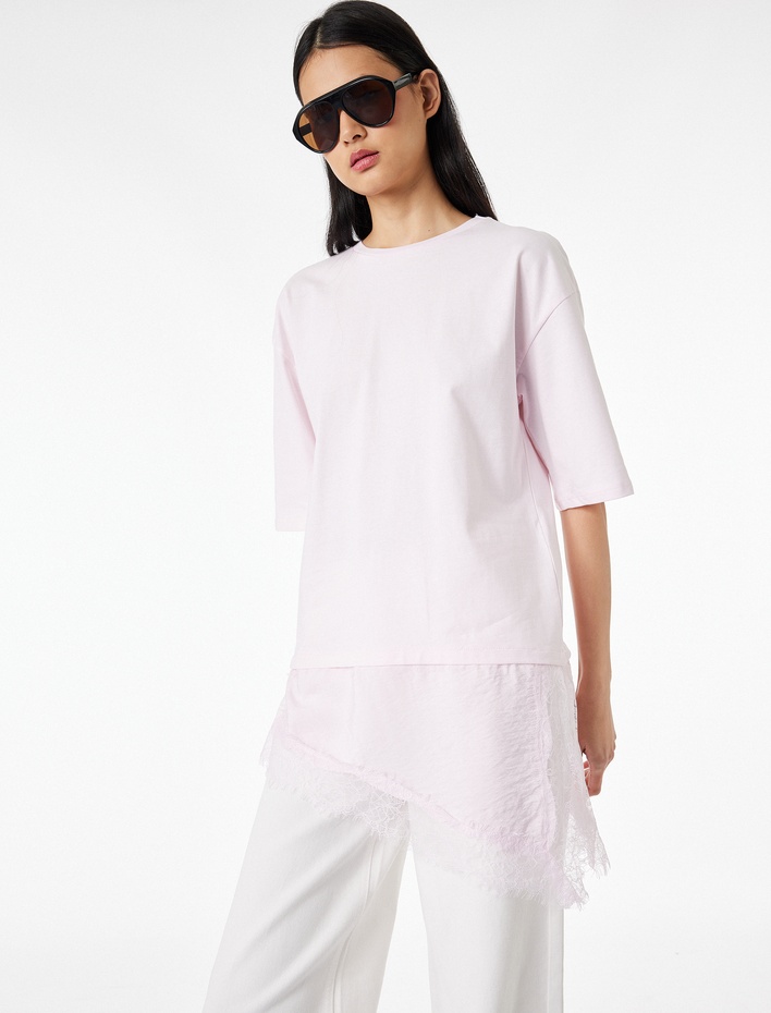  Regular Fit Kısa Kollu Bisiklet Yaka Asimetrik Dantel Detaylı Tişört