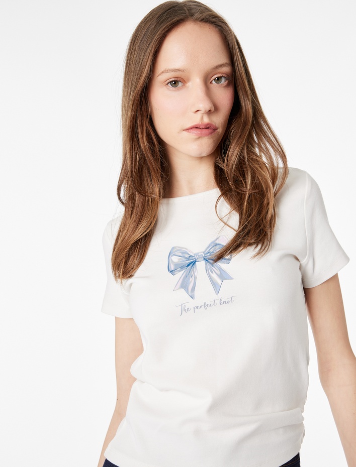  Kısa Kollu Bisiklet Yaka Pamuklu Slim Fit Fiyonk Baskılı Tişört