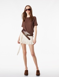 Kısa Kollu Bisiklet Yaka Asimetrik Kesim Dantelli Tişört