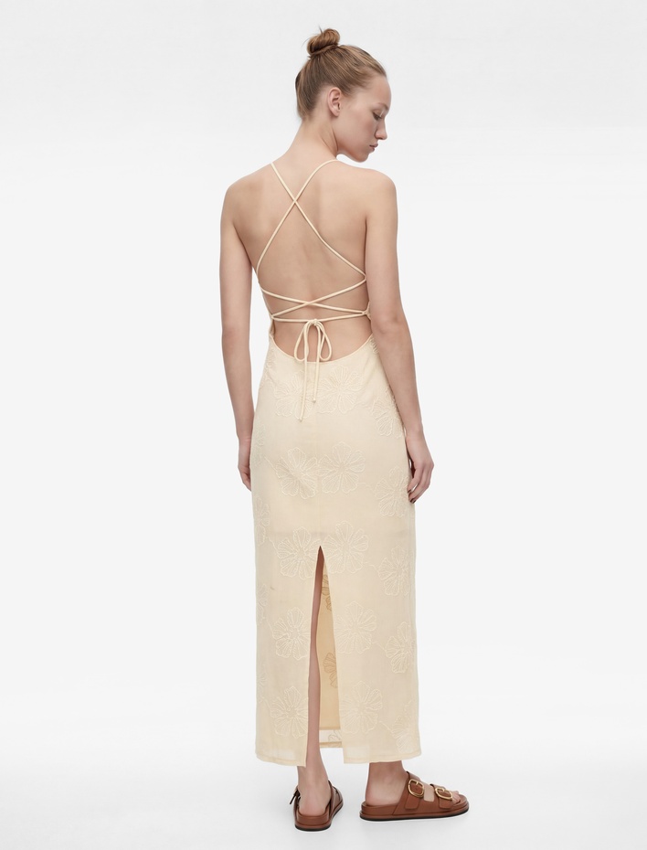  Çapraz İp Askılı Çiçek Nakışlı Sırt Dekolteli Pike Kumaş Uzun Elbise