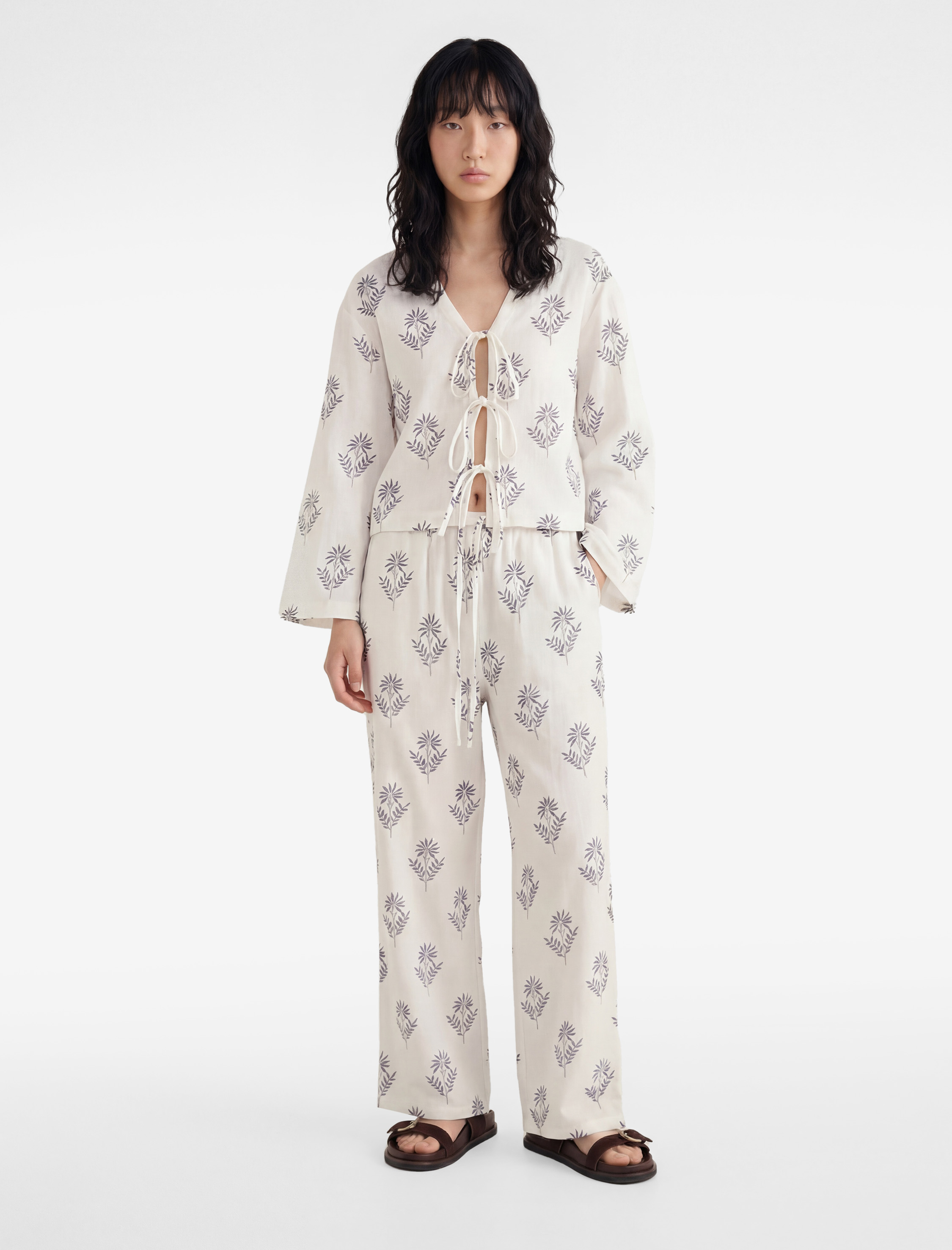   Pamuklu Uzun Kollu Çiçekli Bağlama Detaylı V Yaka Müslin Bluz