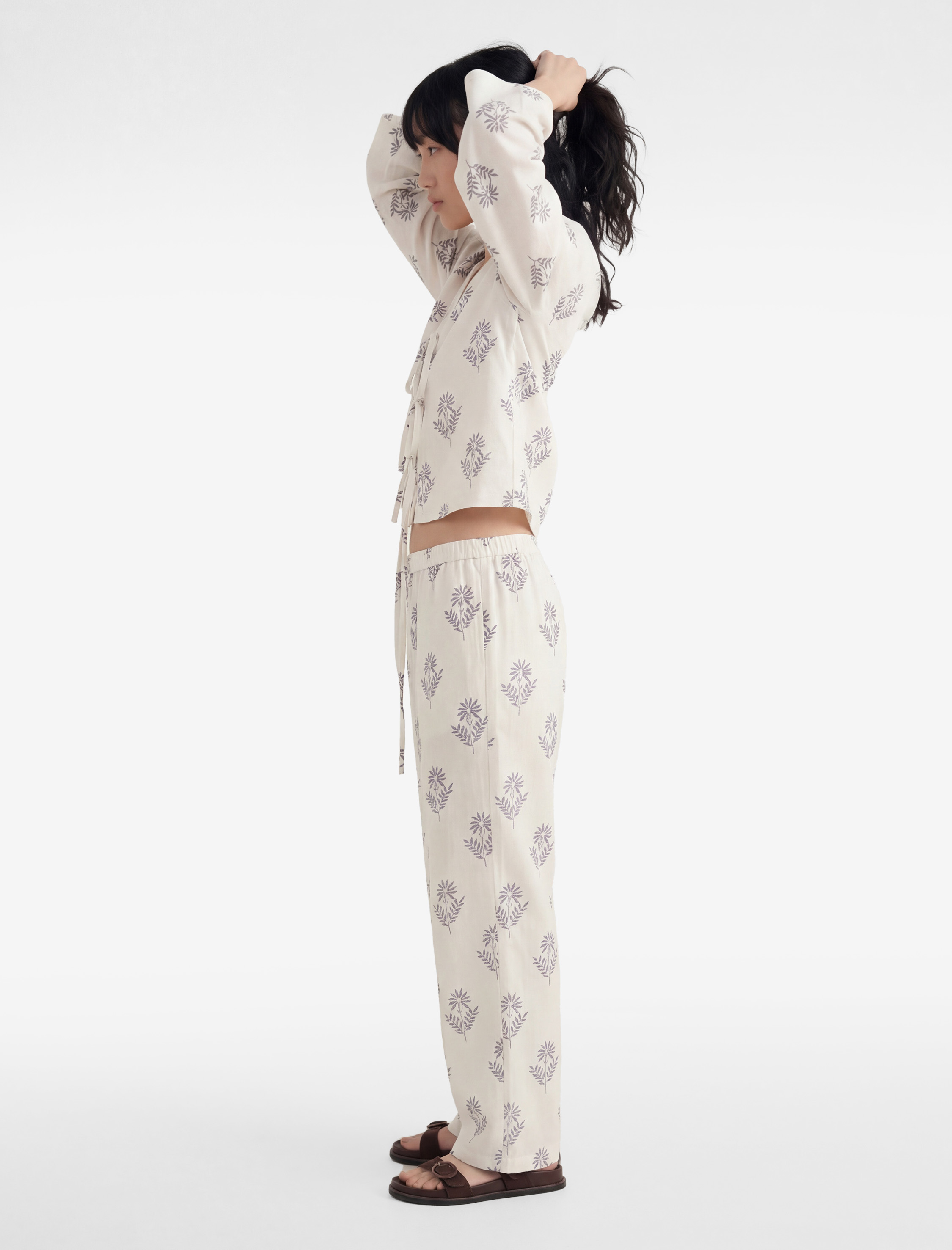   Pamuklu Uzun Kollu Çiçekli Bağlama Detaylı V Yaka Müslin Bluz