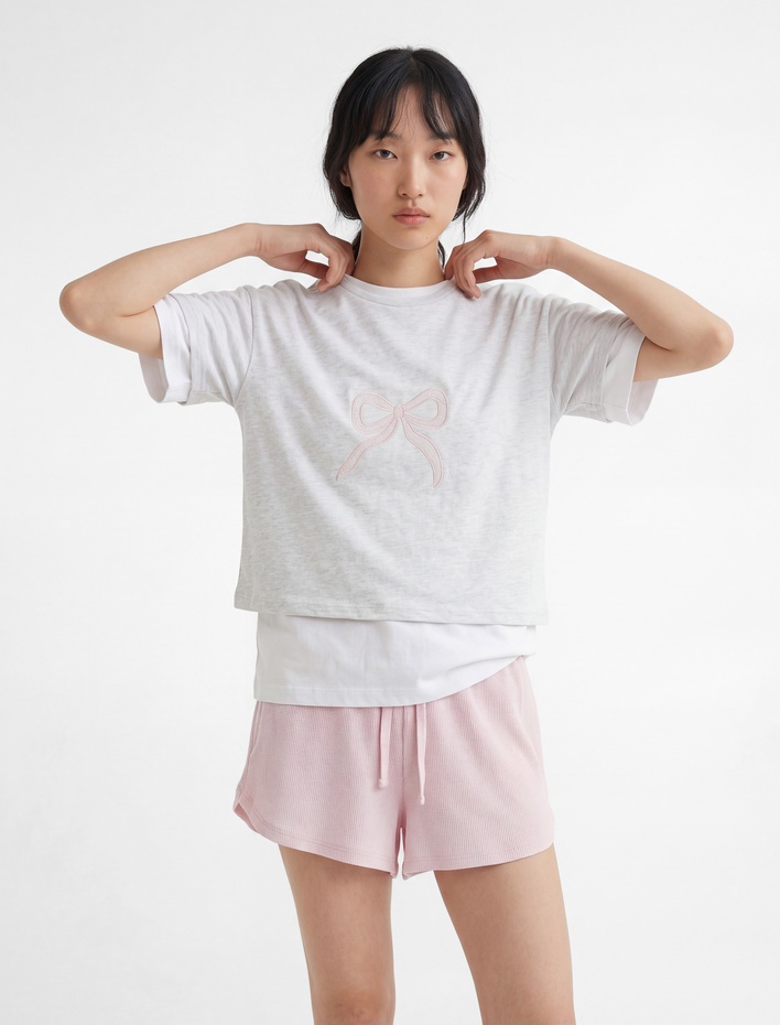  Slim Fit Kısa Kollu Bisiklet Yaka Fiyonk Nakışlı Tişört