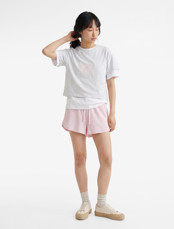  Slim Fit Kısa Kollu Bisiklet Yaka Fiyonk Nakışlı Tişört