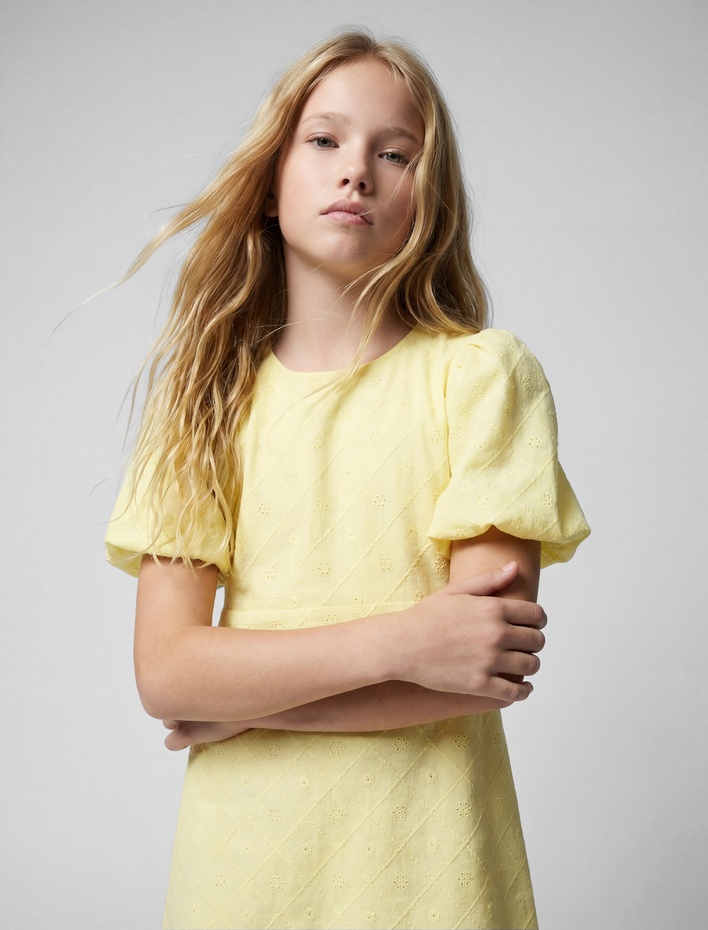 Kız Çocuk Fiyonklu Pencere Detaylı Kısa Kollu Bisiklet Yaka Brodeli Elbise