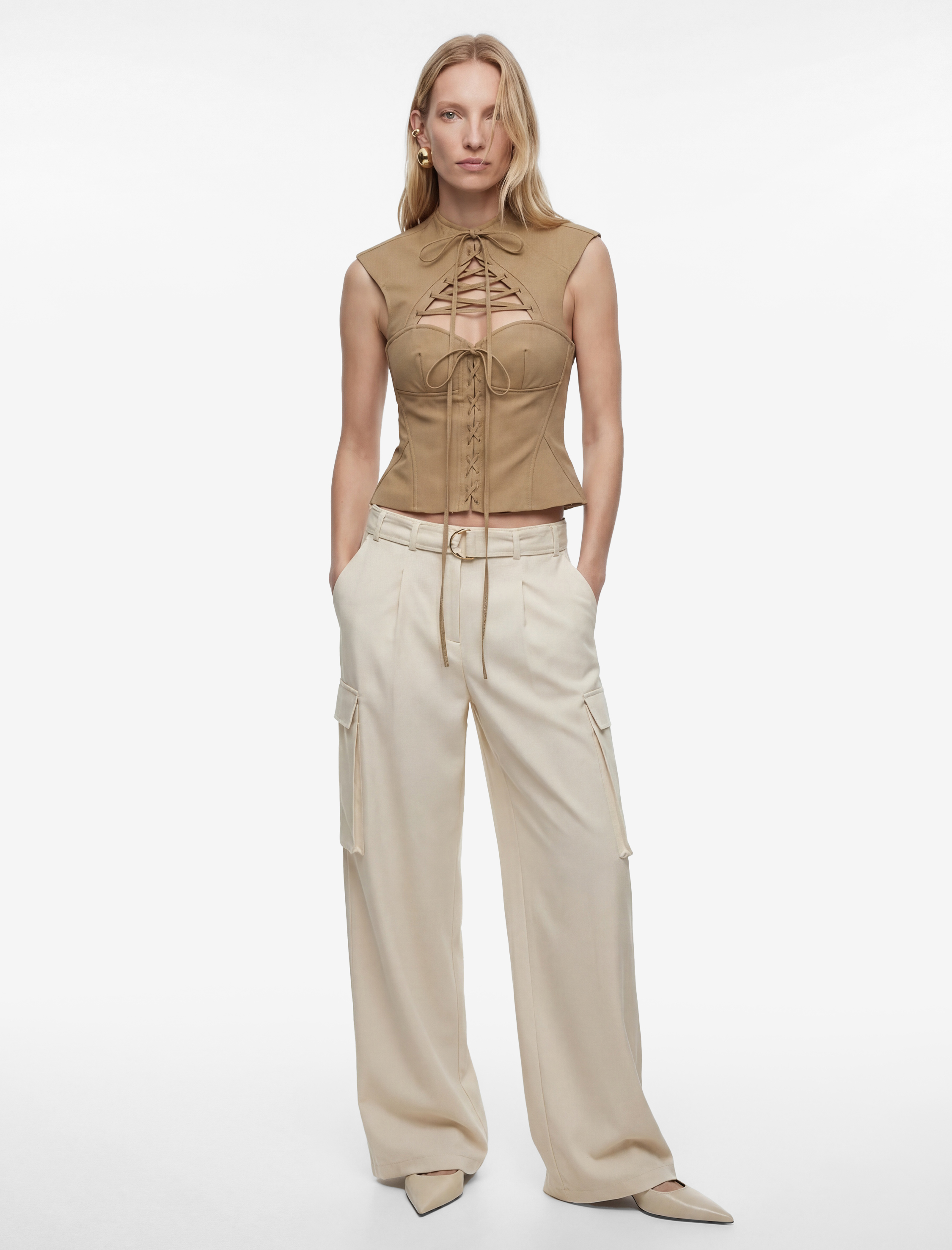   Slim Fit Dik Yaka Fermuarlı Bağcıklı Pencere Detaylı Kolsuz Bluz