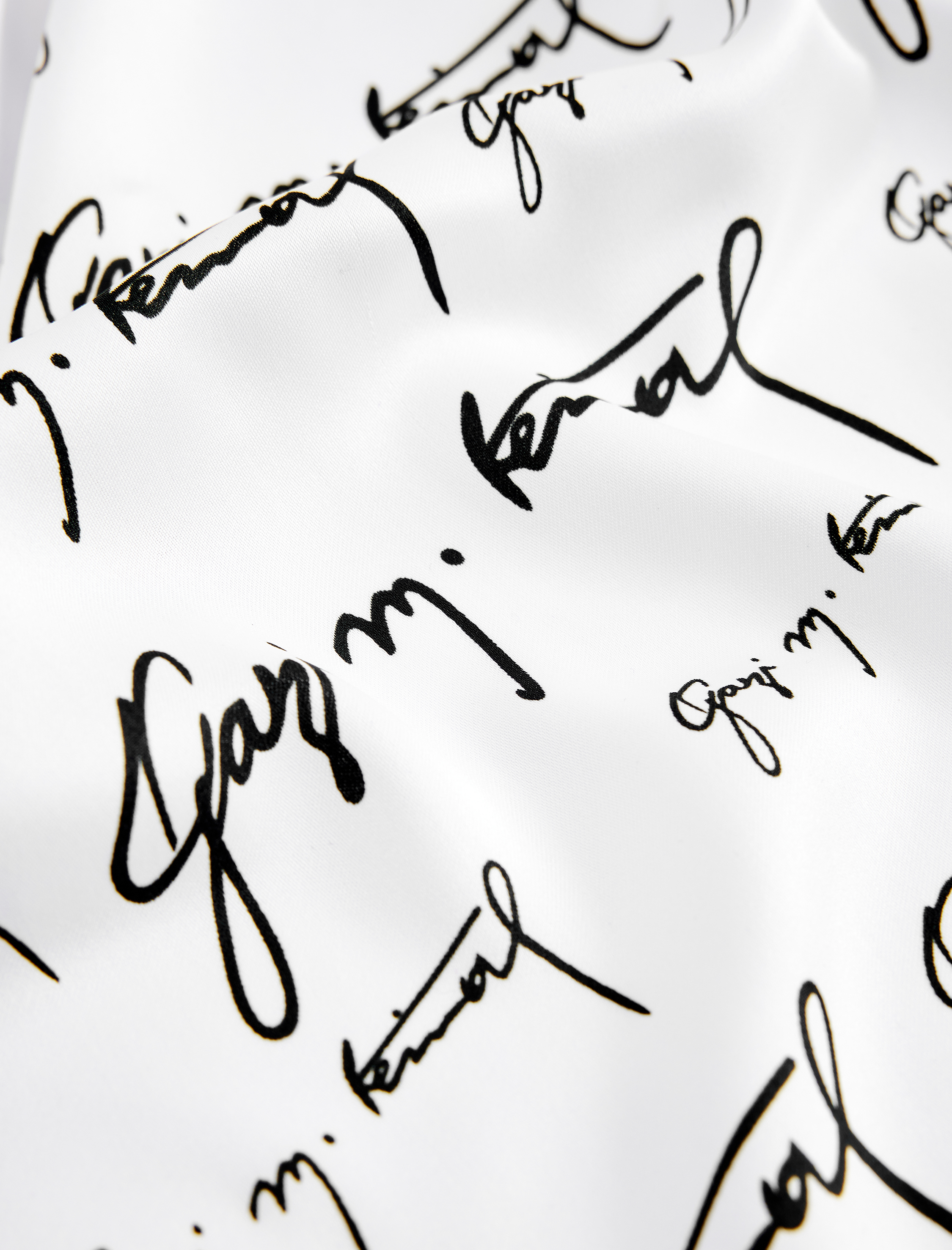  Kadın Atatürk İmzalı Kare Fular