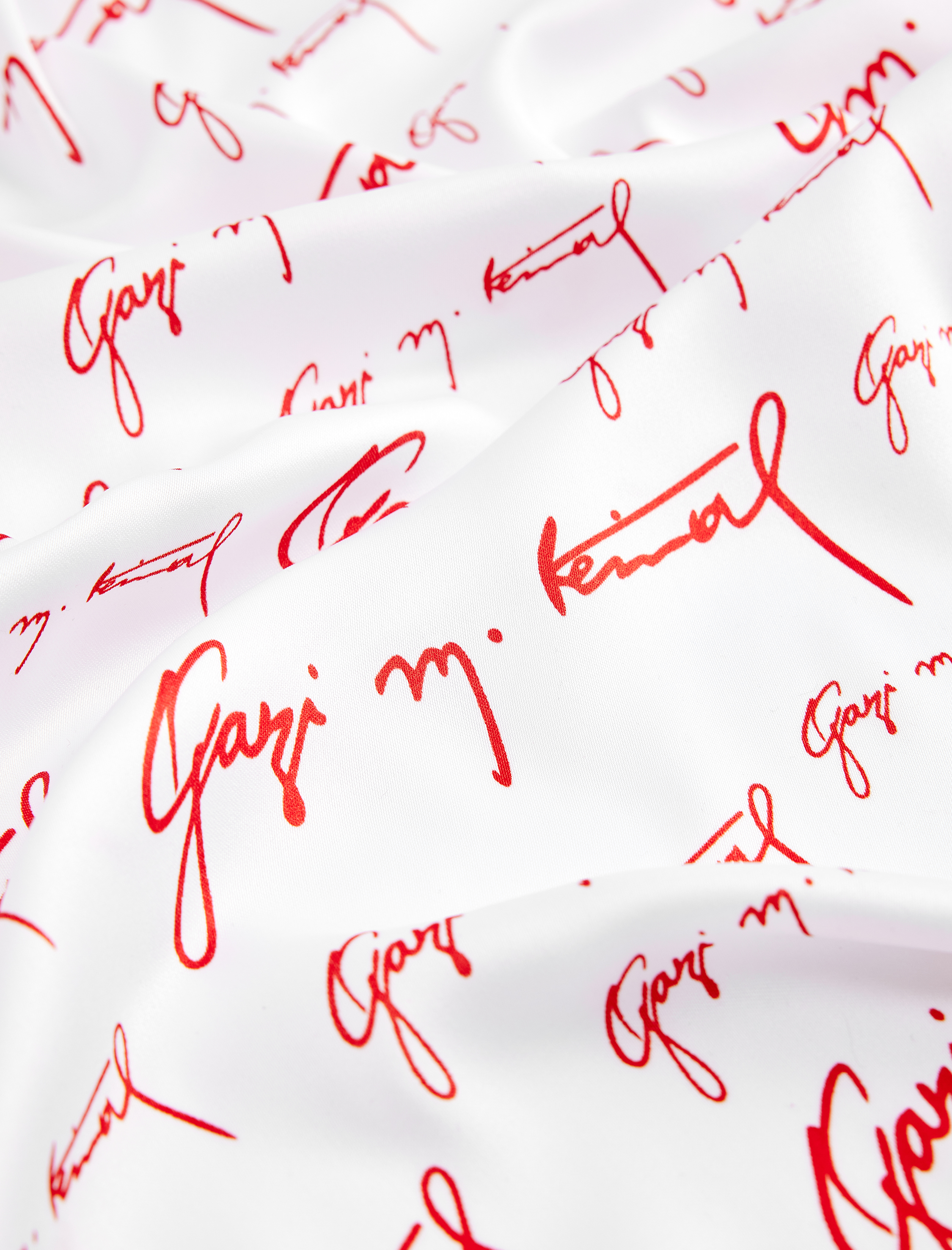  Kadın Atatürk İmzalı Kare Fular