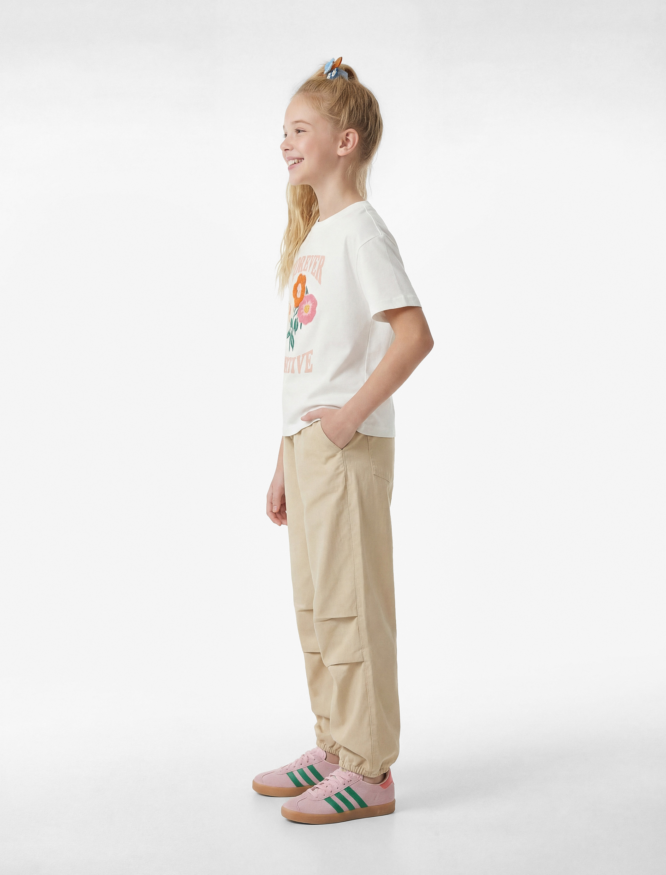  Kız Çocuk Kısa Kollu Bisiklet Yaka Çiçek Nakış Detaylı Pamuklu Tişört