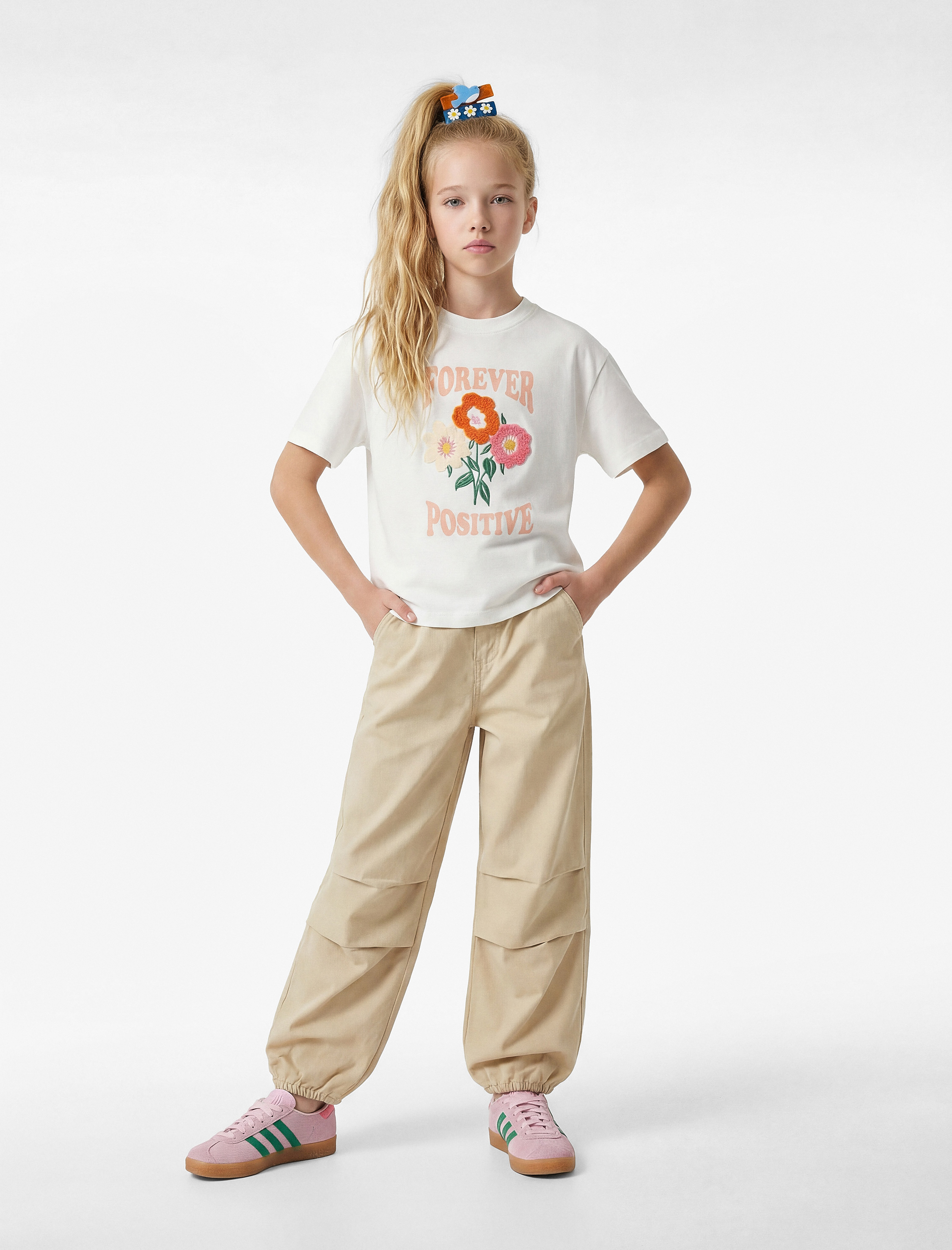  Kız Çocuk Kısa Kollu Bisiklet Yaka Çiçek Nakış Detaylı Pamuklu Tişört