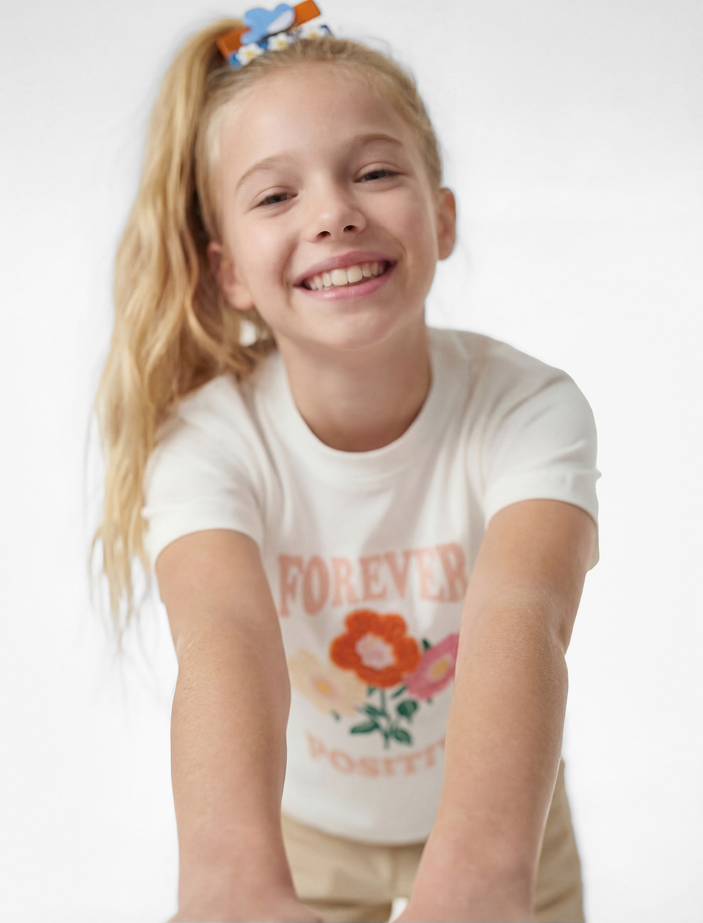  Kız Çocuk Kısa Kollu Bisiklet Yaka Çiçek Nakış Detaylı Pamuklu Tişört