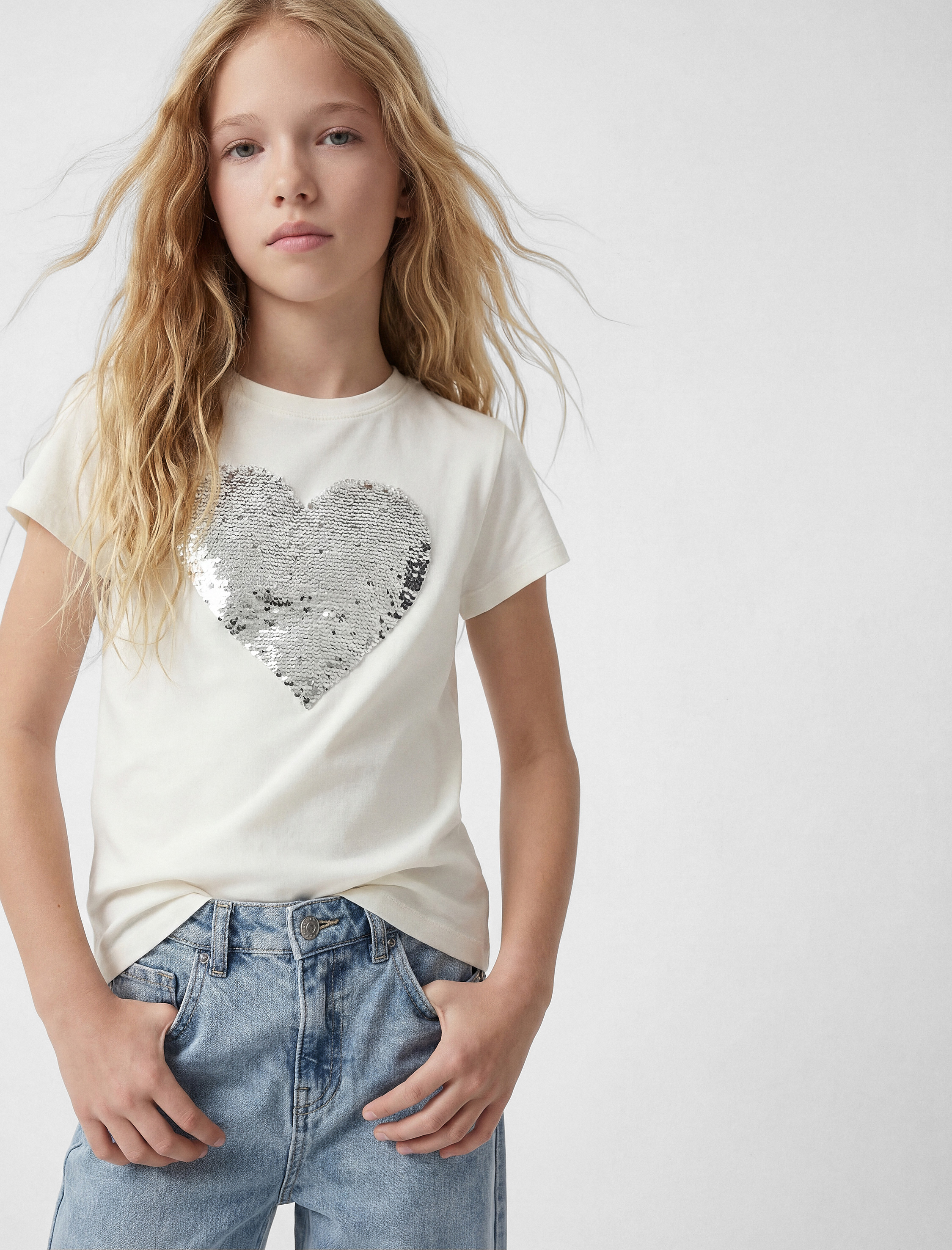 Kalp Detaylı Pullu Payetli Bisiklet Yaka Kısa Kollu Pamuklu Tişört