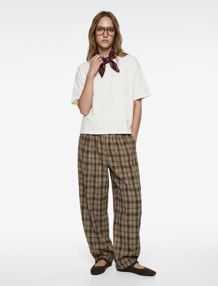  Pamuklu Kısa Kollu Bisiklet Yaka Püsküllü Cep Detaylı Tişört