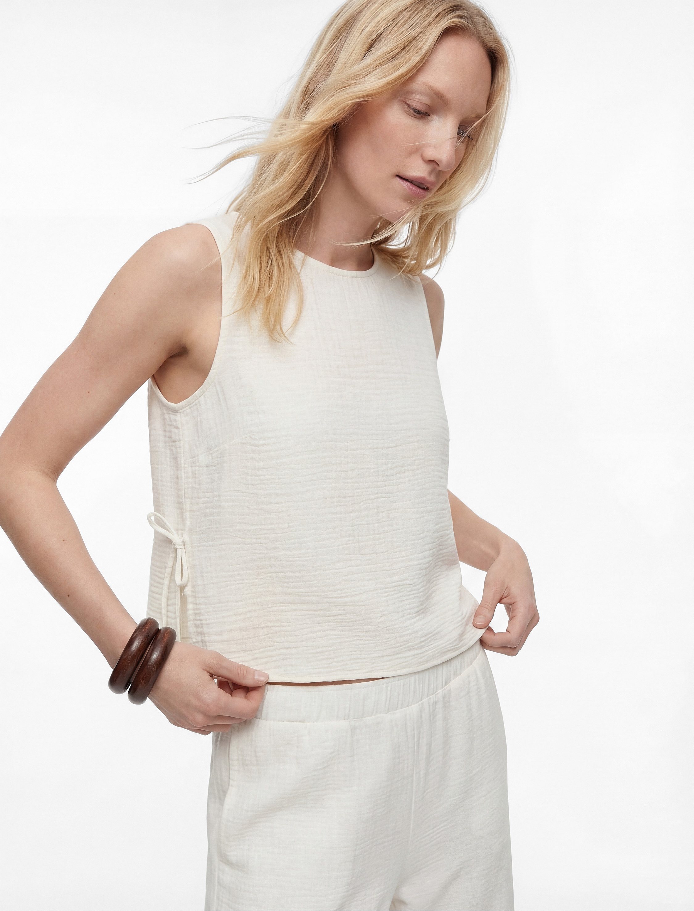   Pamuklu Yuvarlak Yaka Yanları Bağlamalı Fiyonklu Kolsuz Müslin Bluz