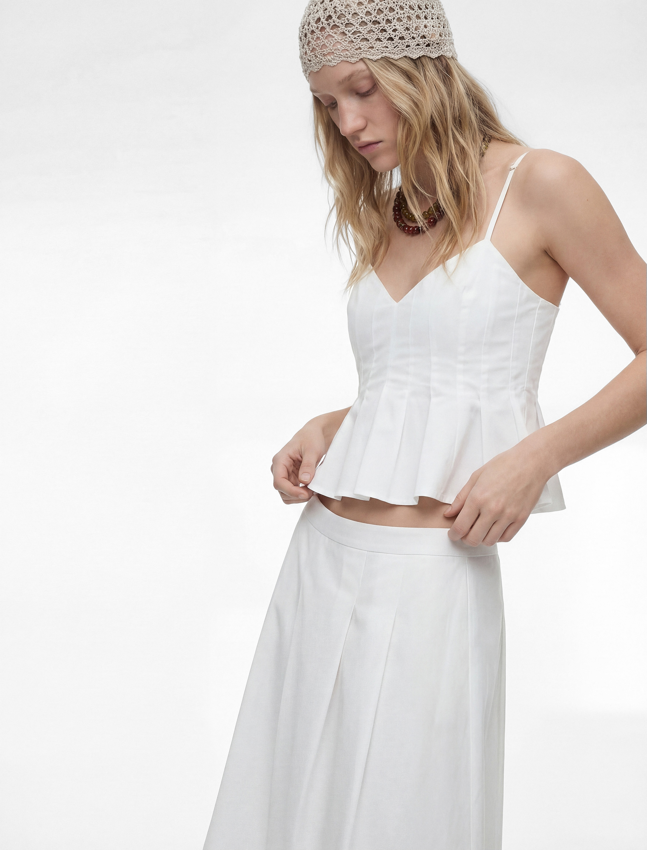   Pamuklu İp Askılı V Yaka Volanlı Crop Bluz