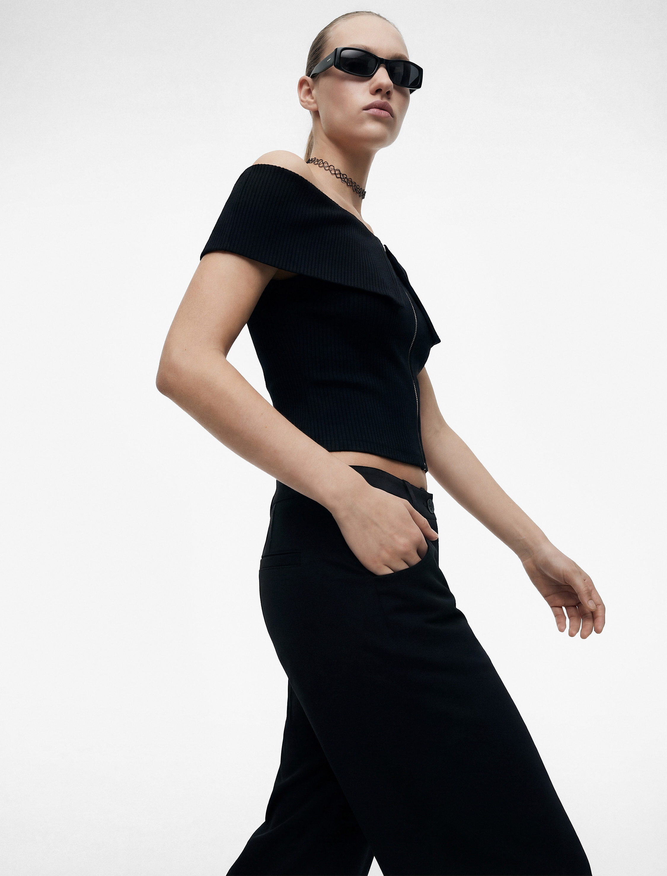   Slim Fit Fermuar Detaylı Omzu Açık Kaşkorse Kısa Kollu Tişört