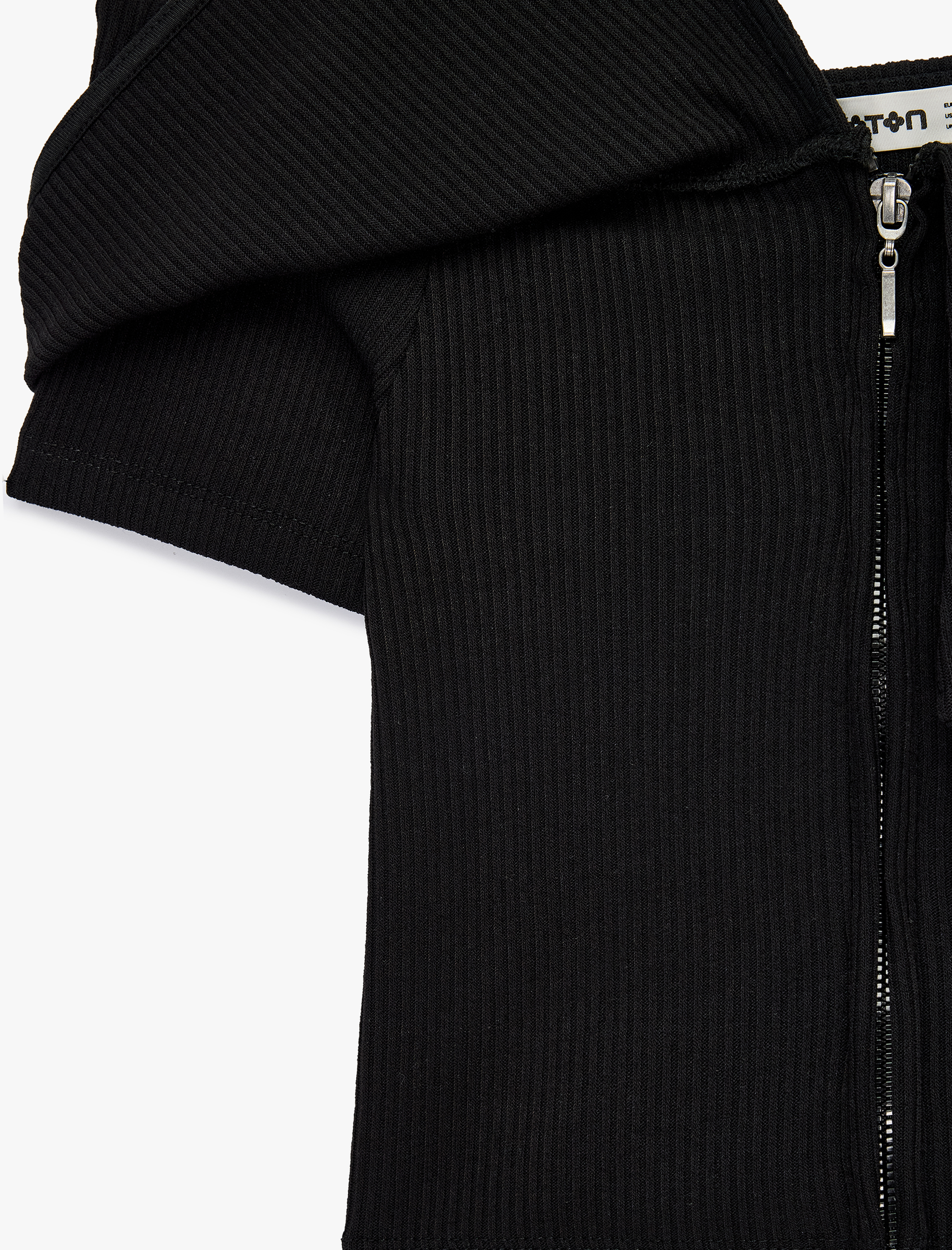   Slim Fit Fermuar Detaylı Omzu Açık Kaşkorse Kısa Kollu Tişört