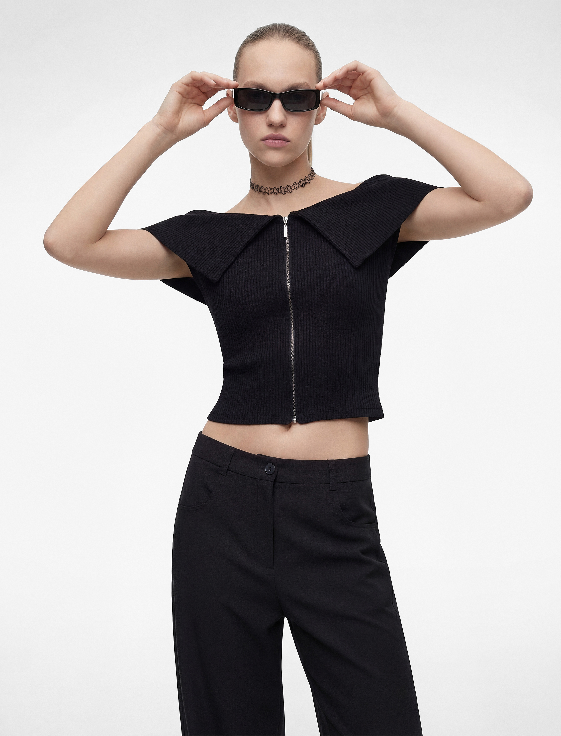   Slim Fit Fermuar Detaylı Omzu Açık Kaşkorse Kısa Kollu Tişört