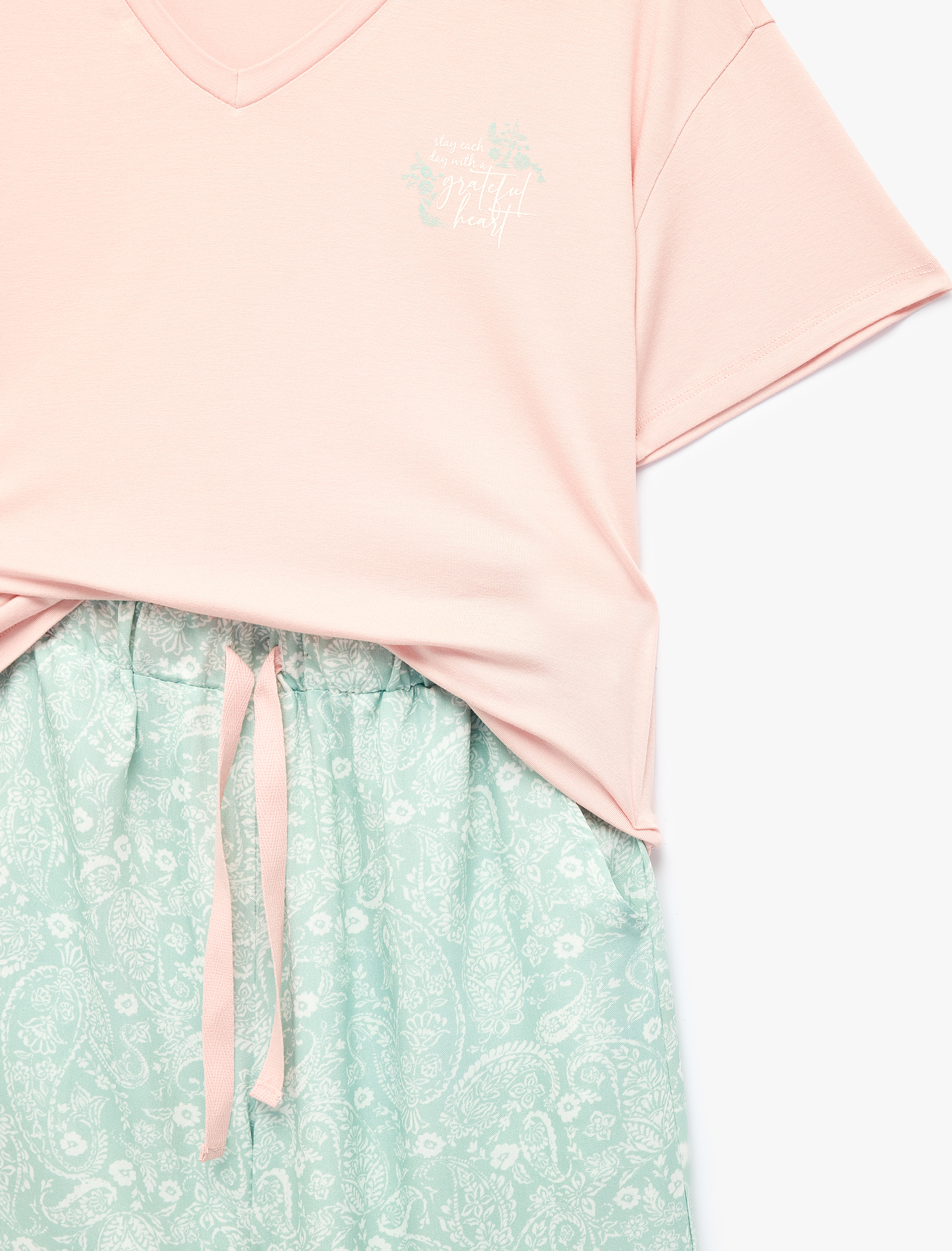   V Yaka Kısa Kollu Çiçek Desenli Pijama Seti