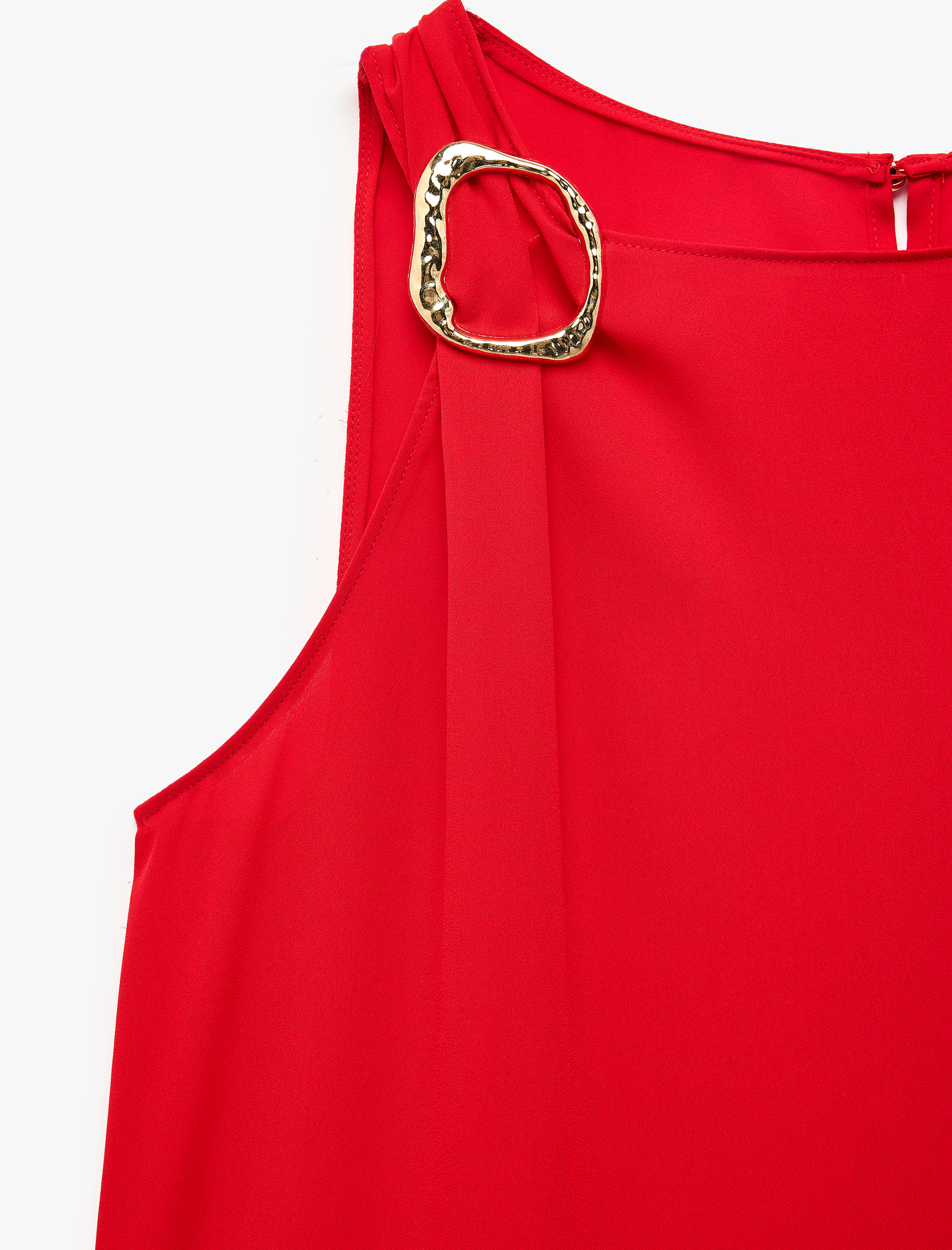   Metal Aksesuarlı Kolsuz Bisiklet Yaka Bluz