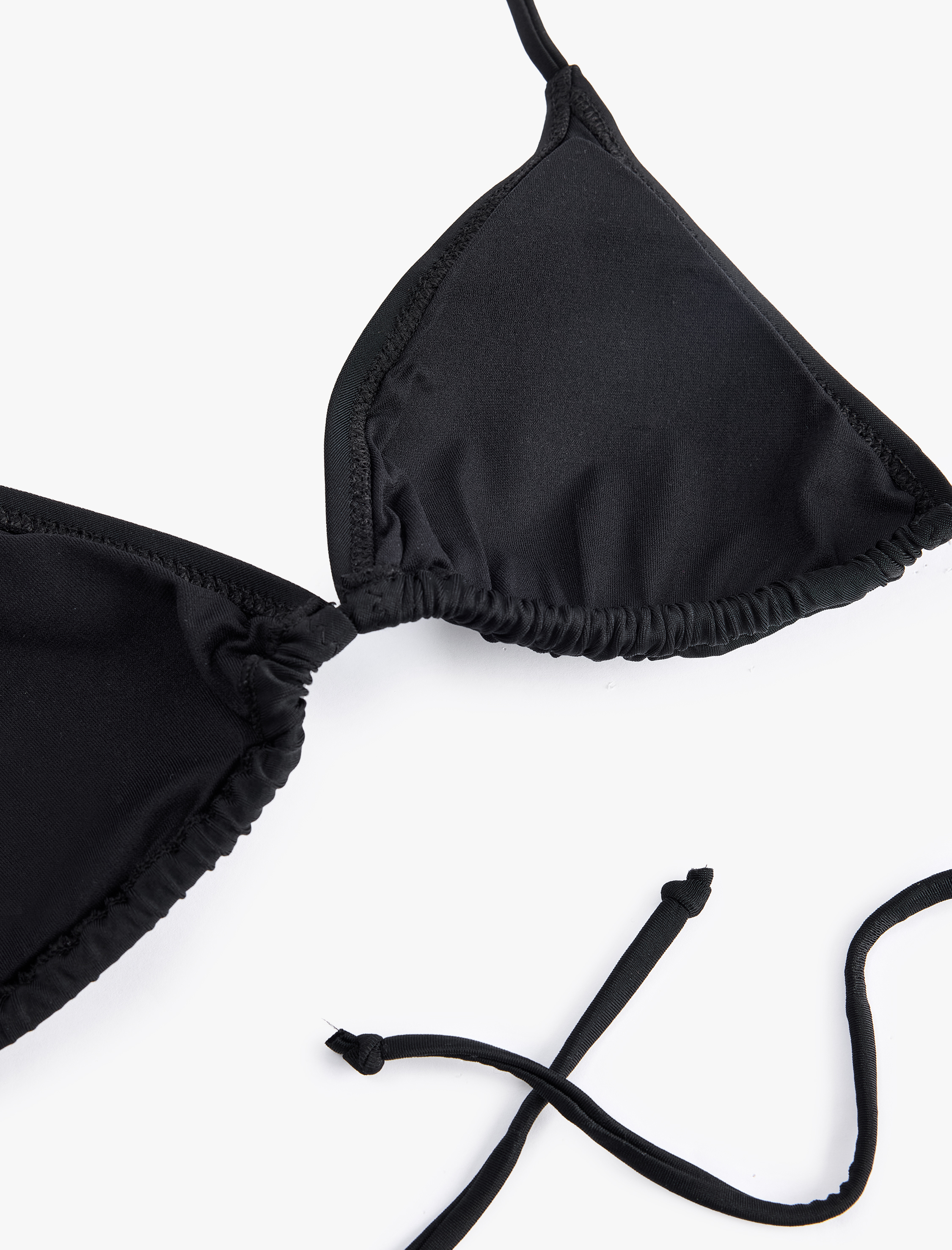   Aksesuar Gül Detaylı Boyundan Bağlamalı Üçgen Bikini Üstü