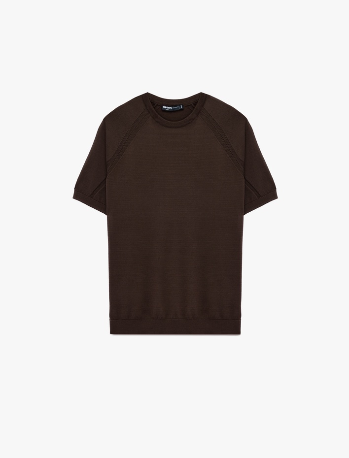  Regular Fit Viskon Karışımlı Örgü Detaylı Bisiklet Yaka Kısa Kollu Triko Tişört