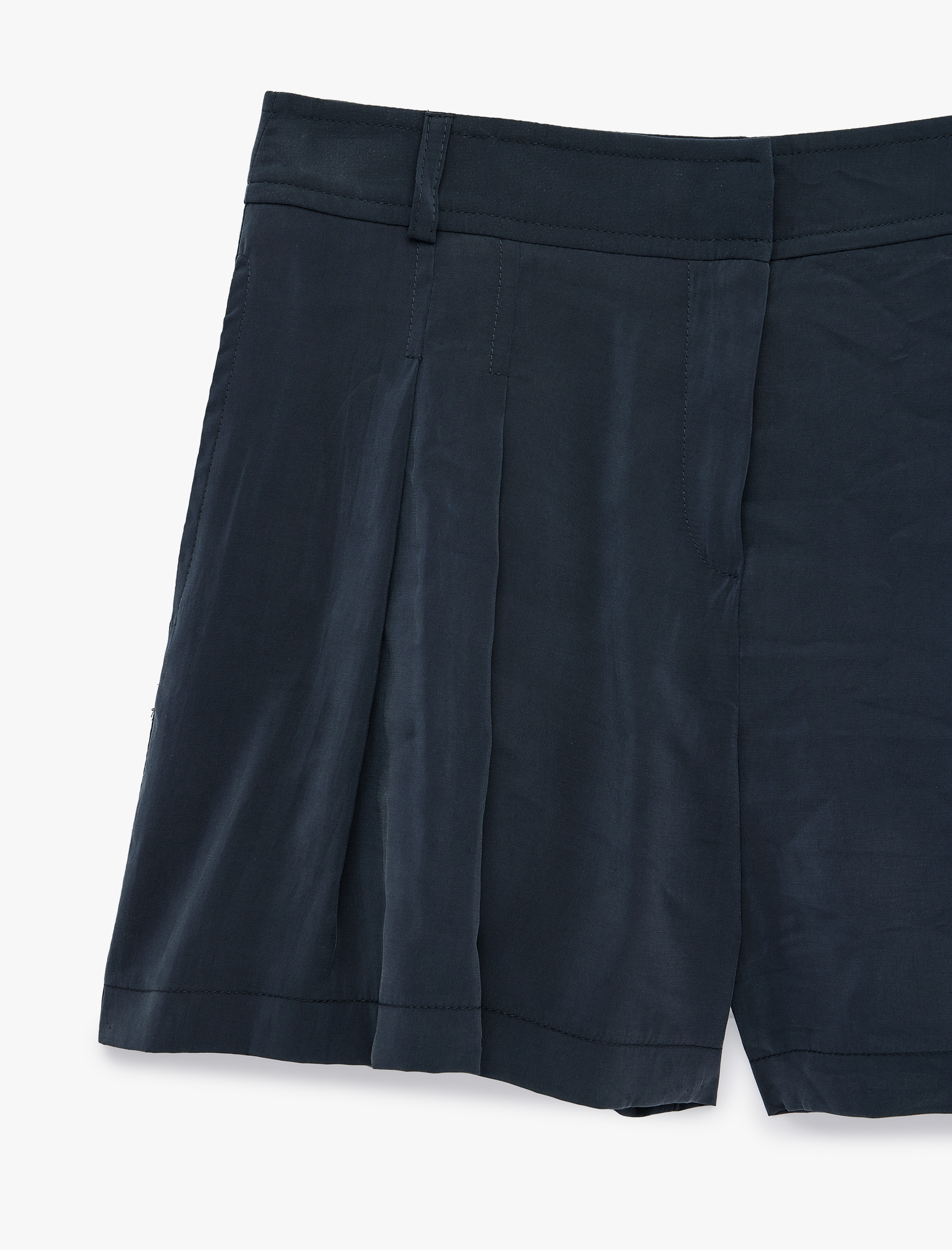   Parlak Cupro Kumaş Pileli Cepli Rahat Kalıp Mini Şort