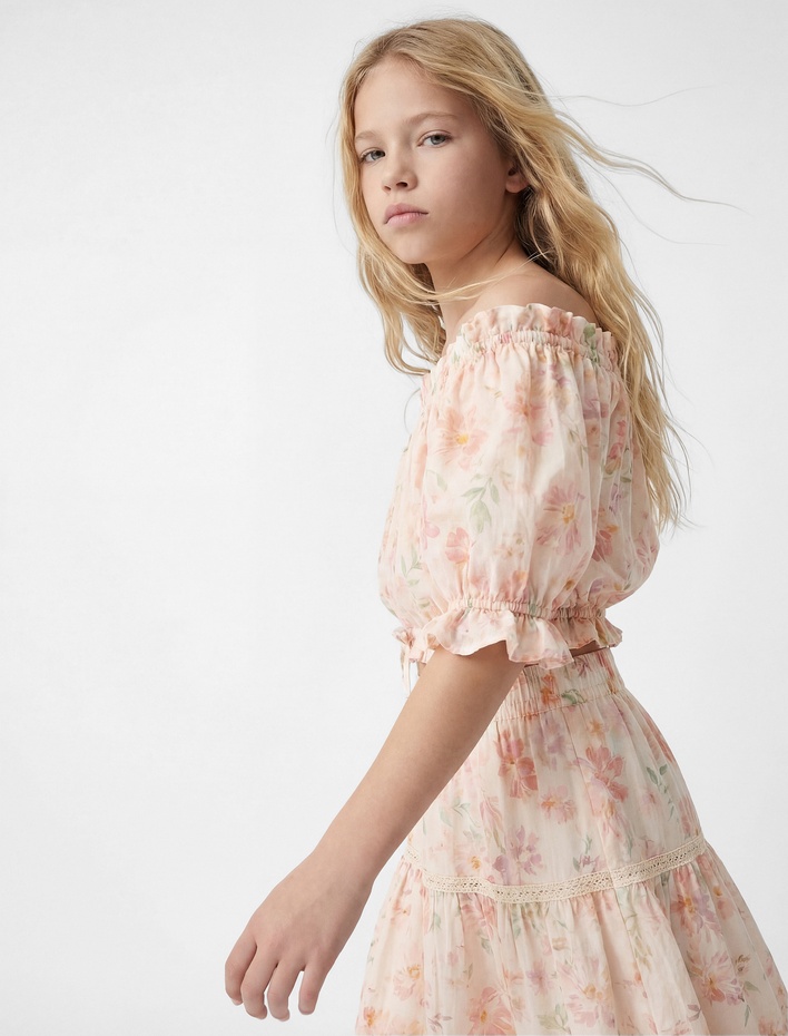 Kız Çocuk Pamuklu Düşük Omuz Fırfır Detaylı Kısa Kollu Çiçekli Crop Bluz