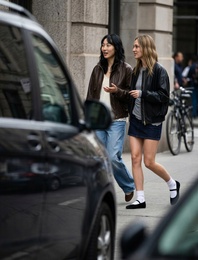 A Kesim Zincir Kemer Detaylı Mini Denim Etek