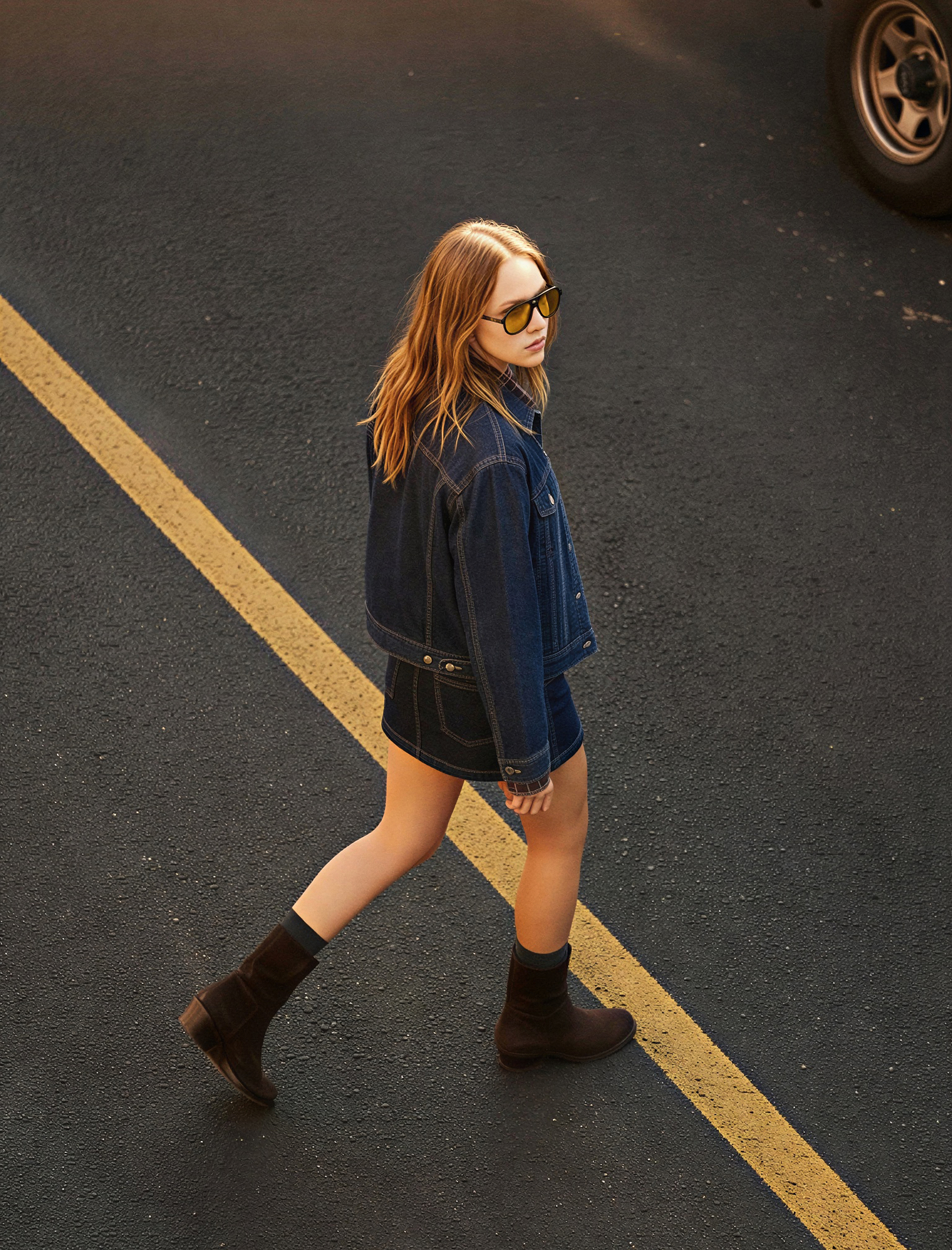   Rahat Kalıp Düğme Detaylı Mini Denim Şort Etek