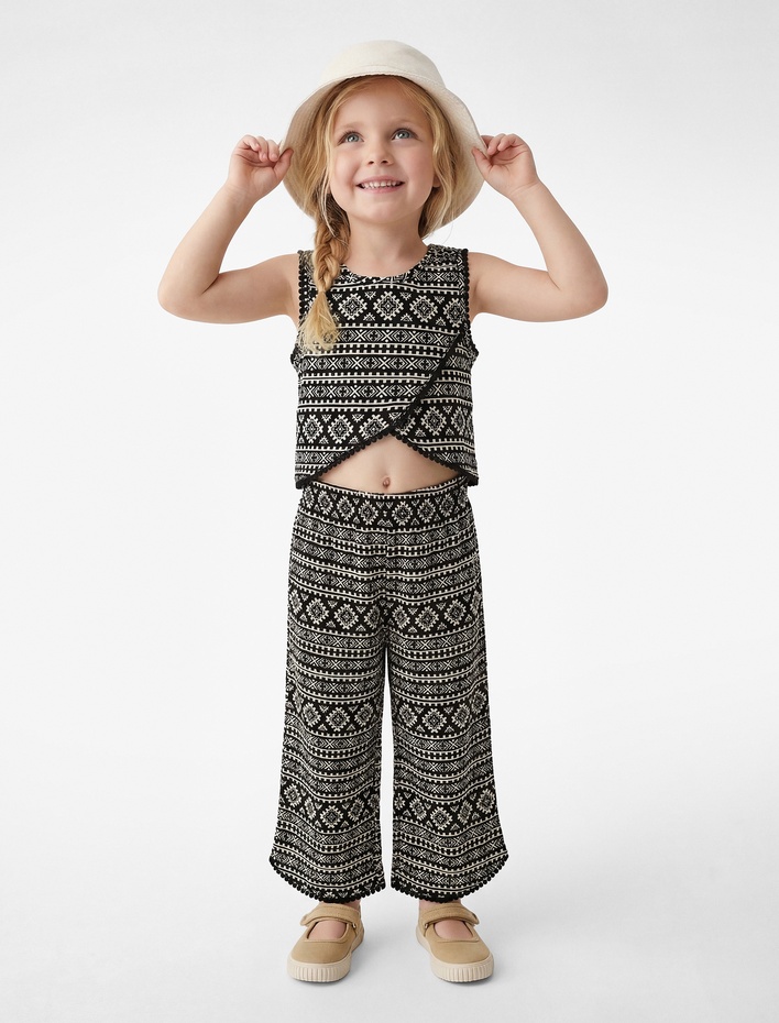 Kız Bebek Kolsuz Bisiklet Yaka Asimetrik Kesim Nakış Detaylı Pamuklu Bluz