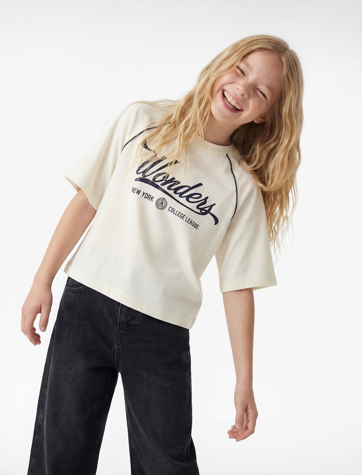 Kız Çocuk Kısa Kollu Bisiklet Yaka Nakışlı Pamuklu Tişört