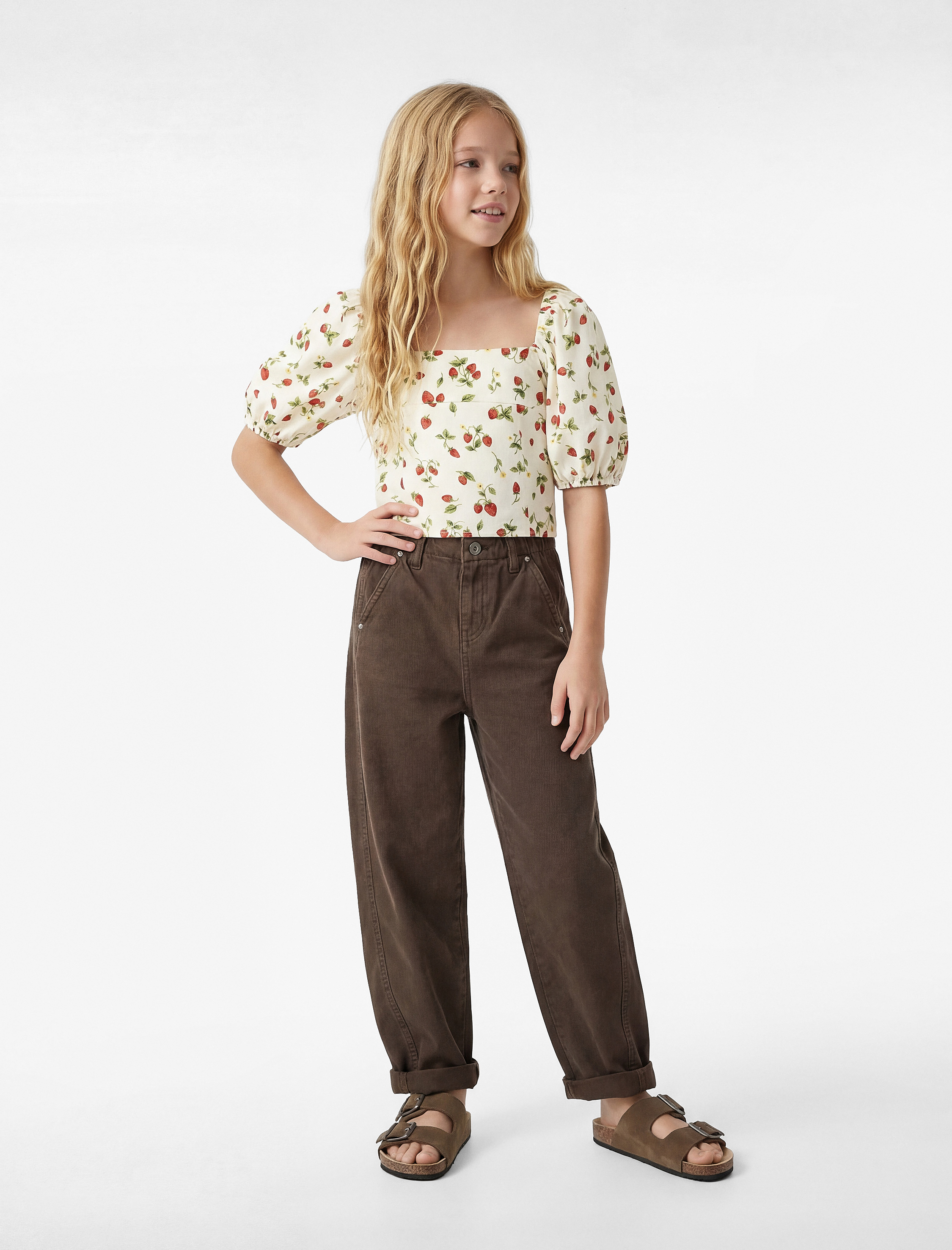  Kız Çocuk Keten Viskon Karışımlı Gipeli Slim Fit Poplin Kare Yaka Crop Balon Kollu Çilek Desenli Bluz