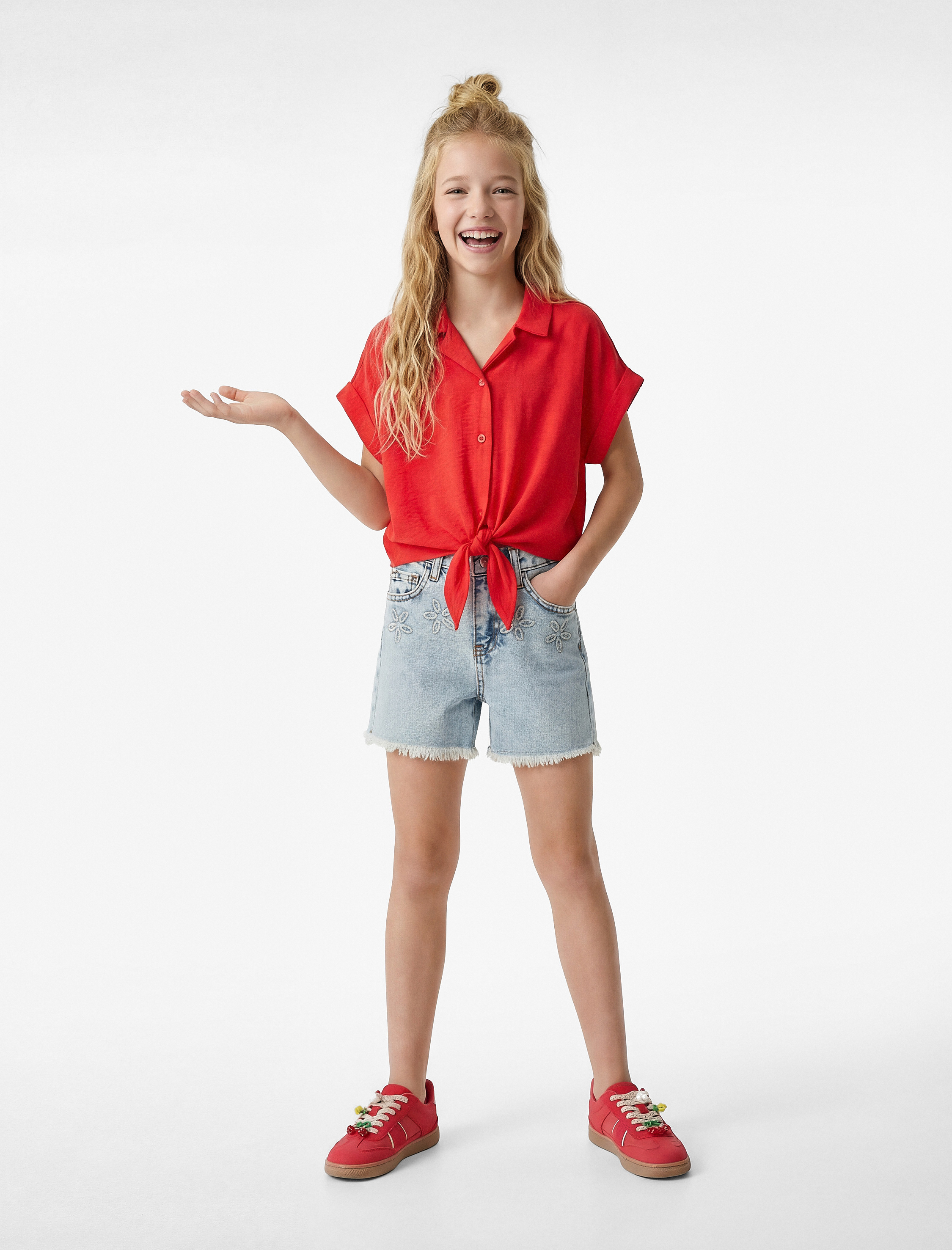  Kız Çocuk Pamuklu Çiçek İşlemeli Cep Detaylı Jean Şort