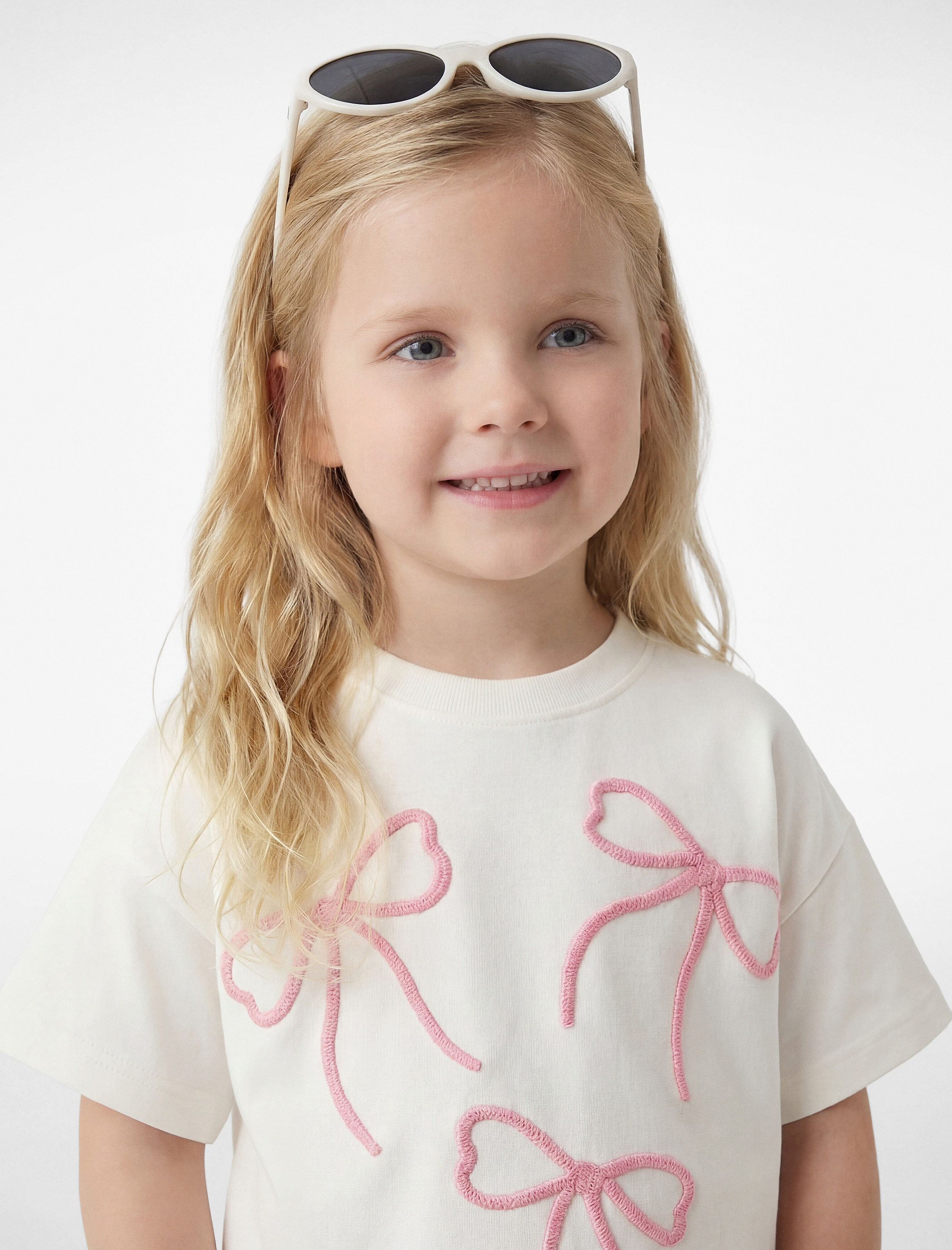  Kız Bebek Pamuklu Bisiklet Yaka Kısa Kollu Fiyonk Nakışlı Tişört