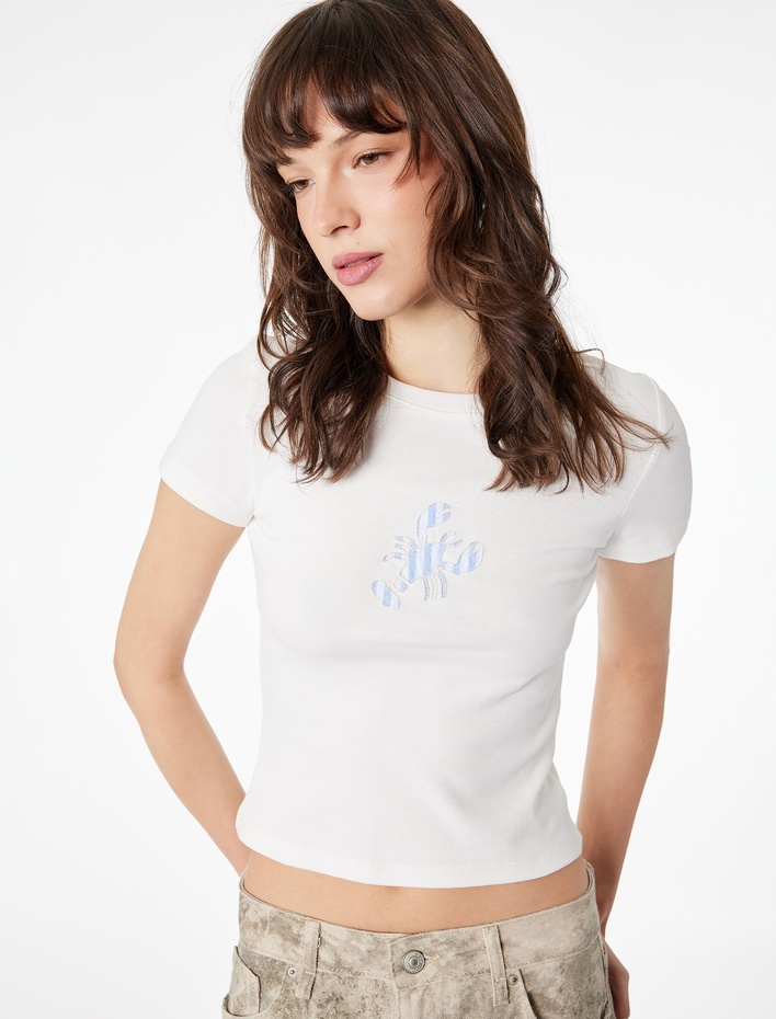  Pamuklu Slim Fit Kısa Kollu Bisiklet Yaka Yengeç Nakışlı Tişört