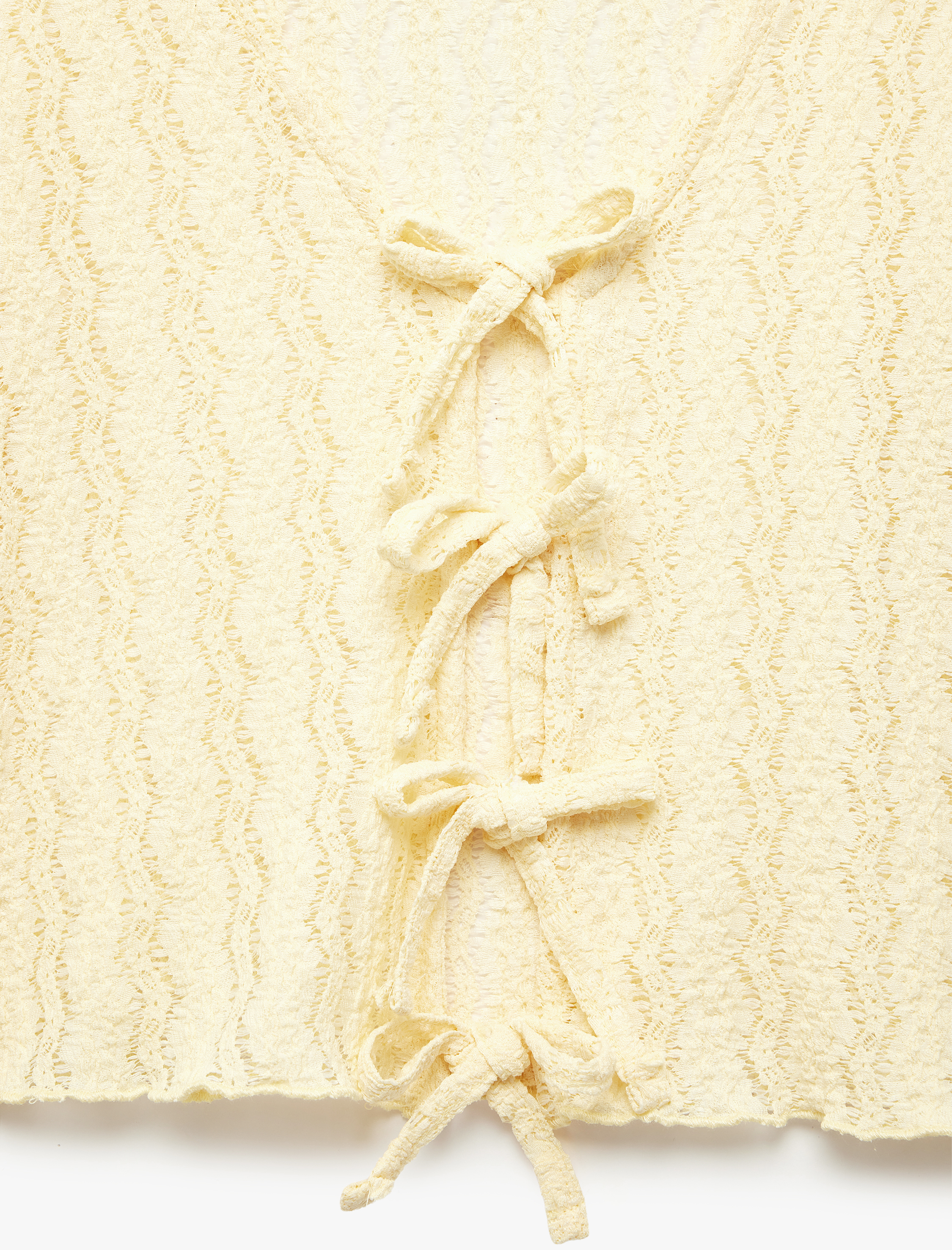   V Yaka Uzun Kollu Fiyonk Bağlama Detaylı Dantel Bluz