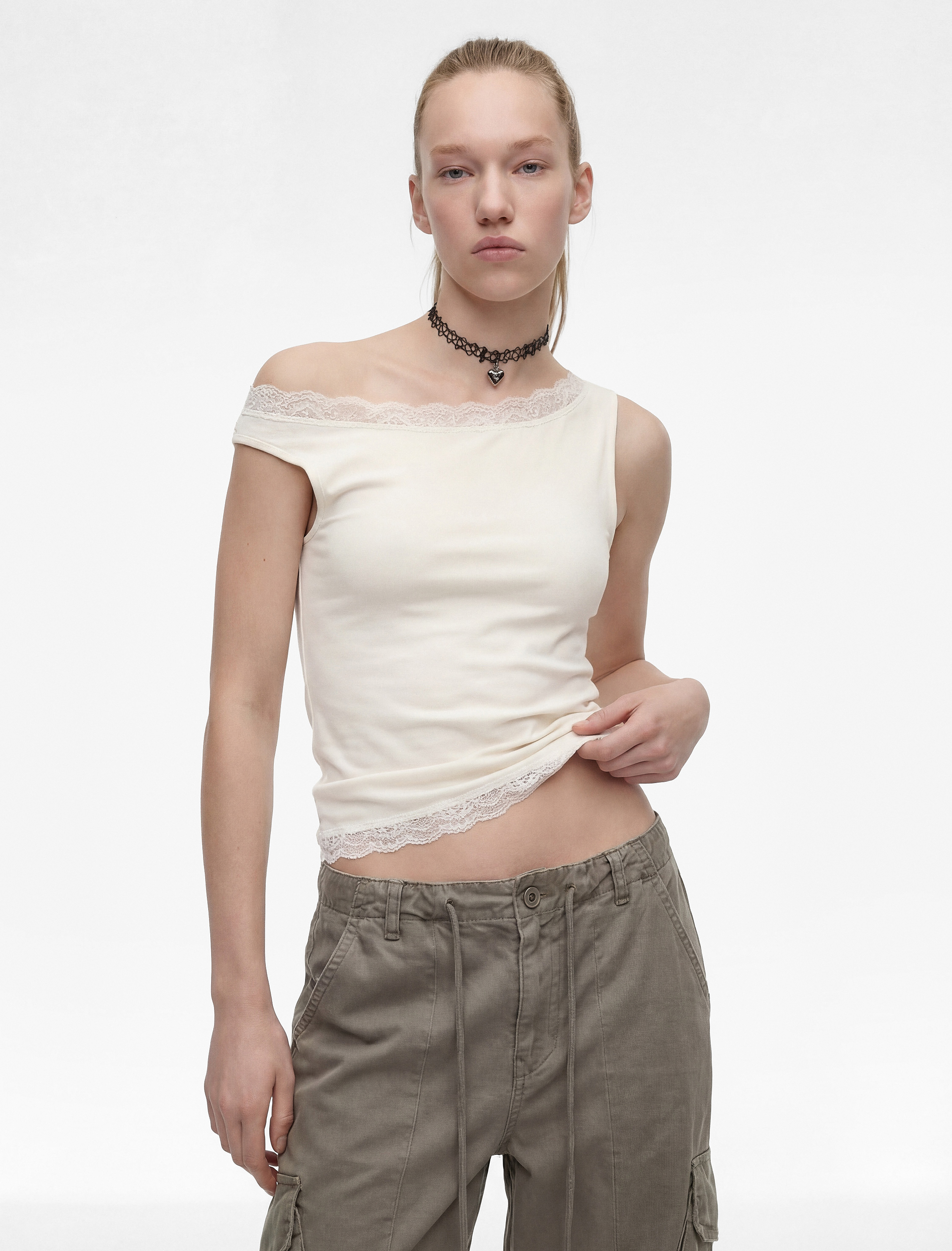   Slim Fit Dantel Detaylı Kolsuz Kayık Yaka Bluz