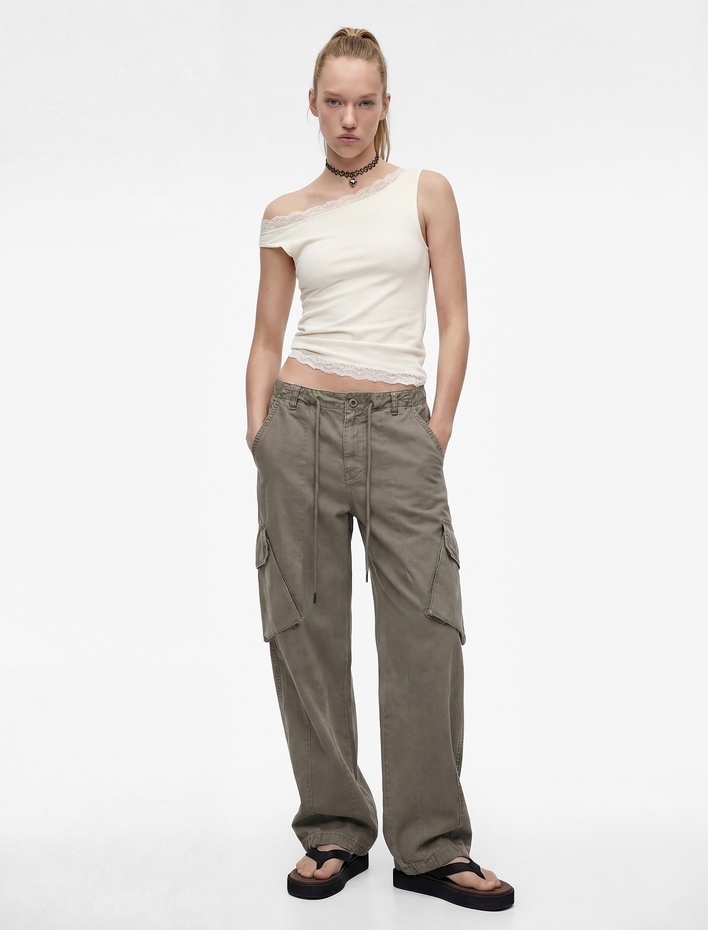  Slim Fit Dantel Detaylı Kolsuz Kayık Yaka Bluz