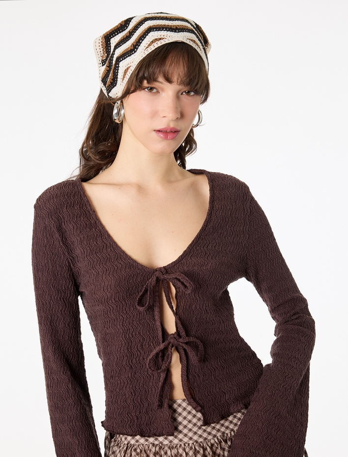  Slim Fit Dokulu Bağlama Detaylı Uzun Kollu V Yaka Bluz