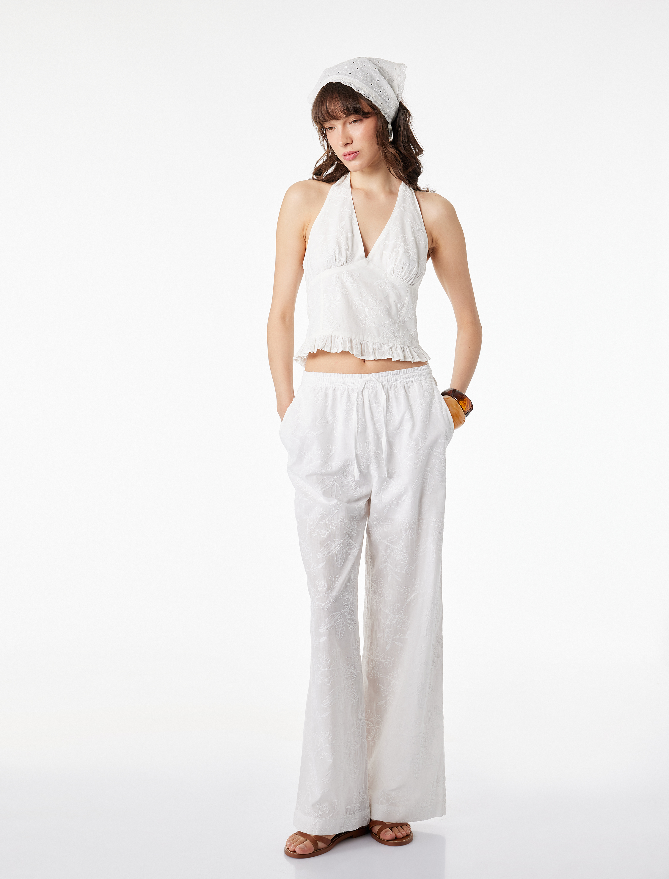   Halter Yaka Kolsuz Nakışlı Pamuklu Crop Bluz