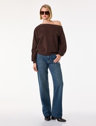 Uzun Kollu Zımba Detaylı Asimetrik Kesim Omzu Açık Sweatshirt