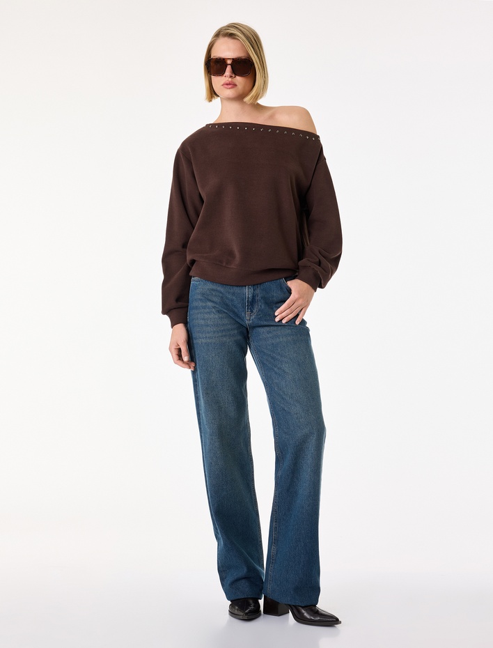  Uzun Kollu Zımba Detaylı Asimetrik Kesim Omzu Açık Sweatshirt