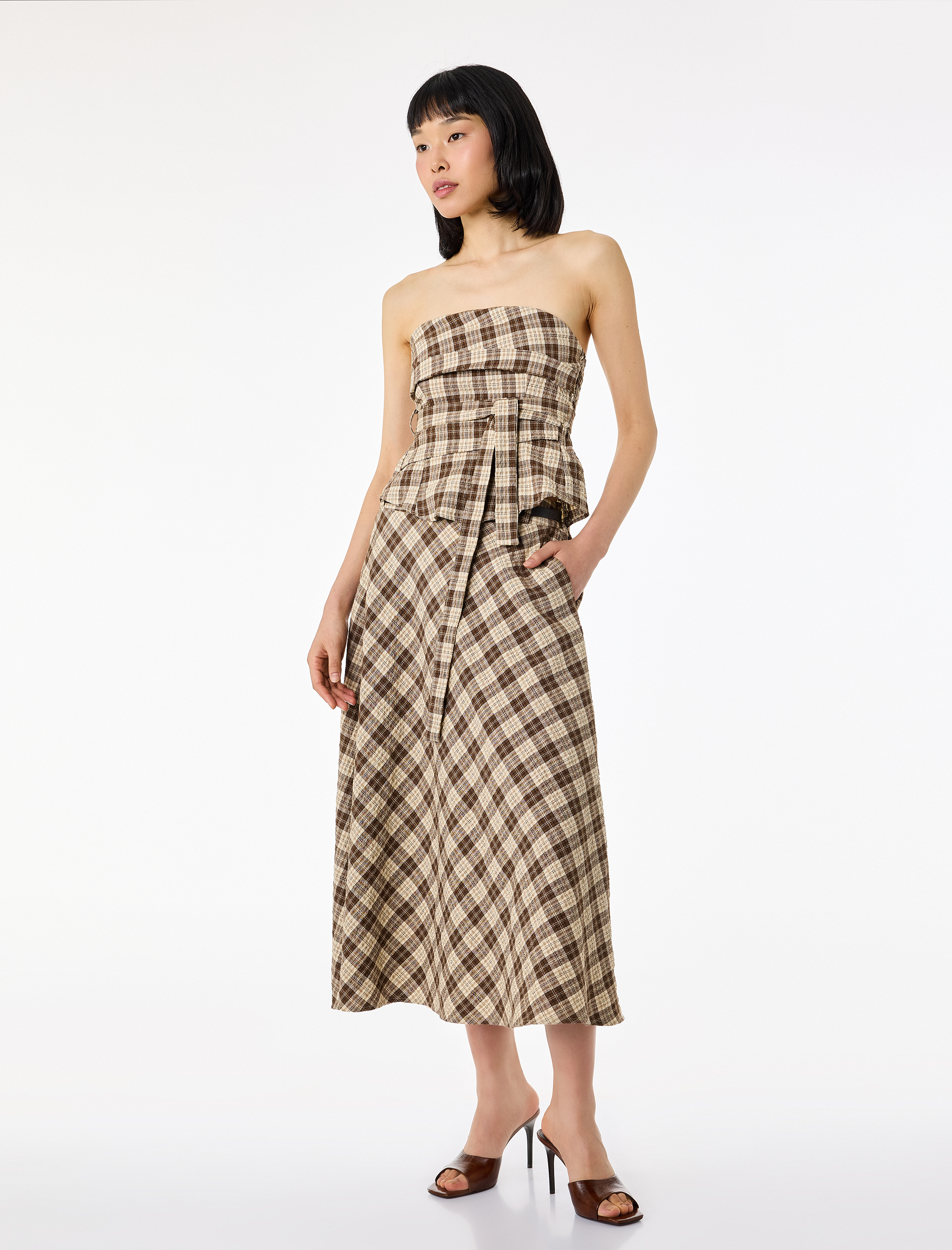   Slim Fit Arkası Gipeli Fiyonk Detaylı Ekose Straplez Crop Bluz