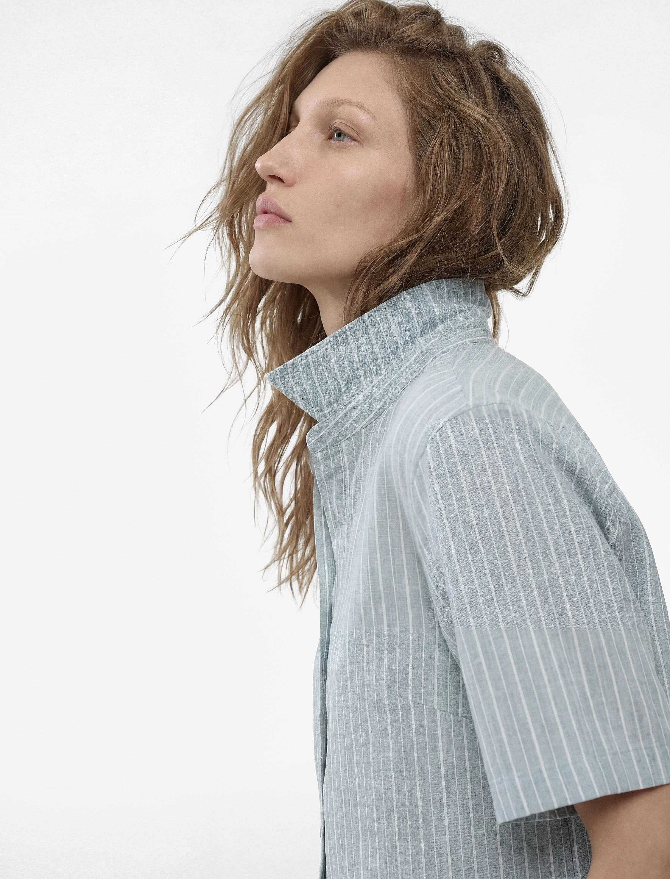 Regular Fit Kaçık Yaka Kısa Kollu Crop Gömlek - Görsel 4